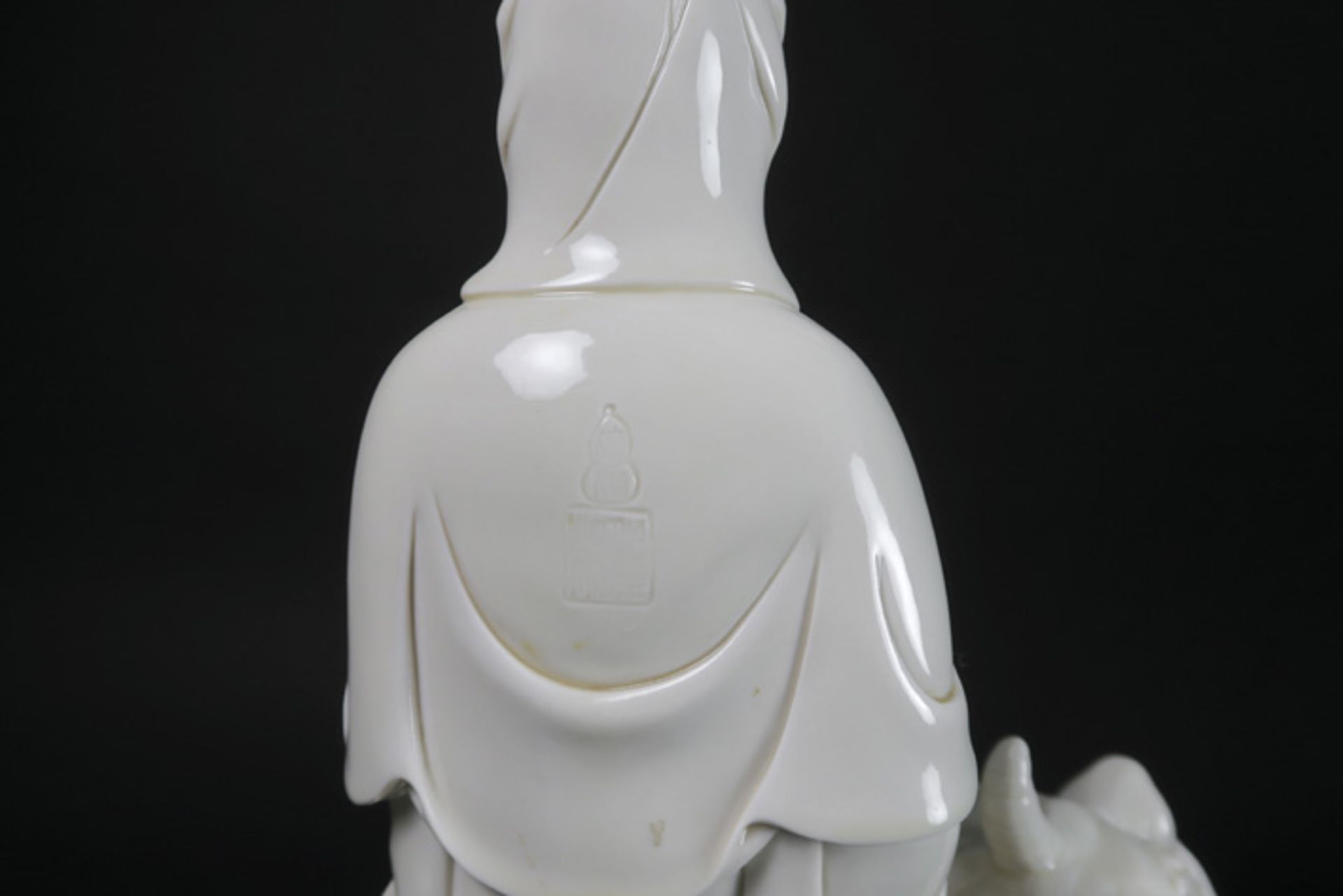 Chinese "Quan Yin on snow lion" sculpture in "blanc de Chine" porcelain Chinese "blanc de Chinese" - Image 3 of 4