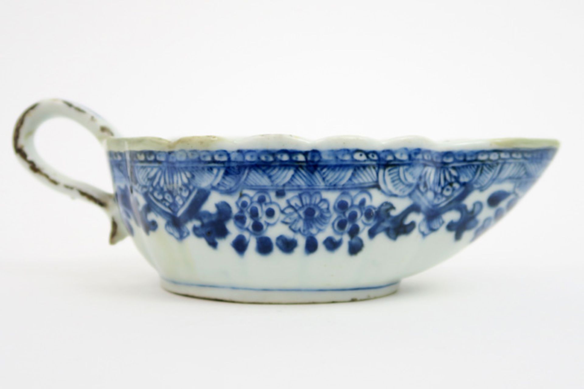 18th Cent. Chinese sauce boat in porcelain with a blue-white flower and landscape decor Achttiende - Image 2 of 4