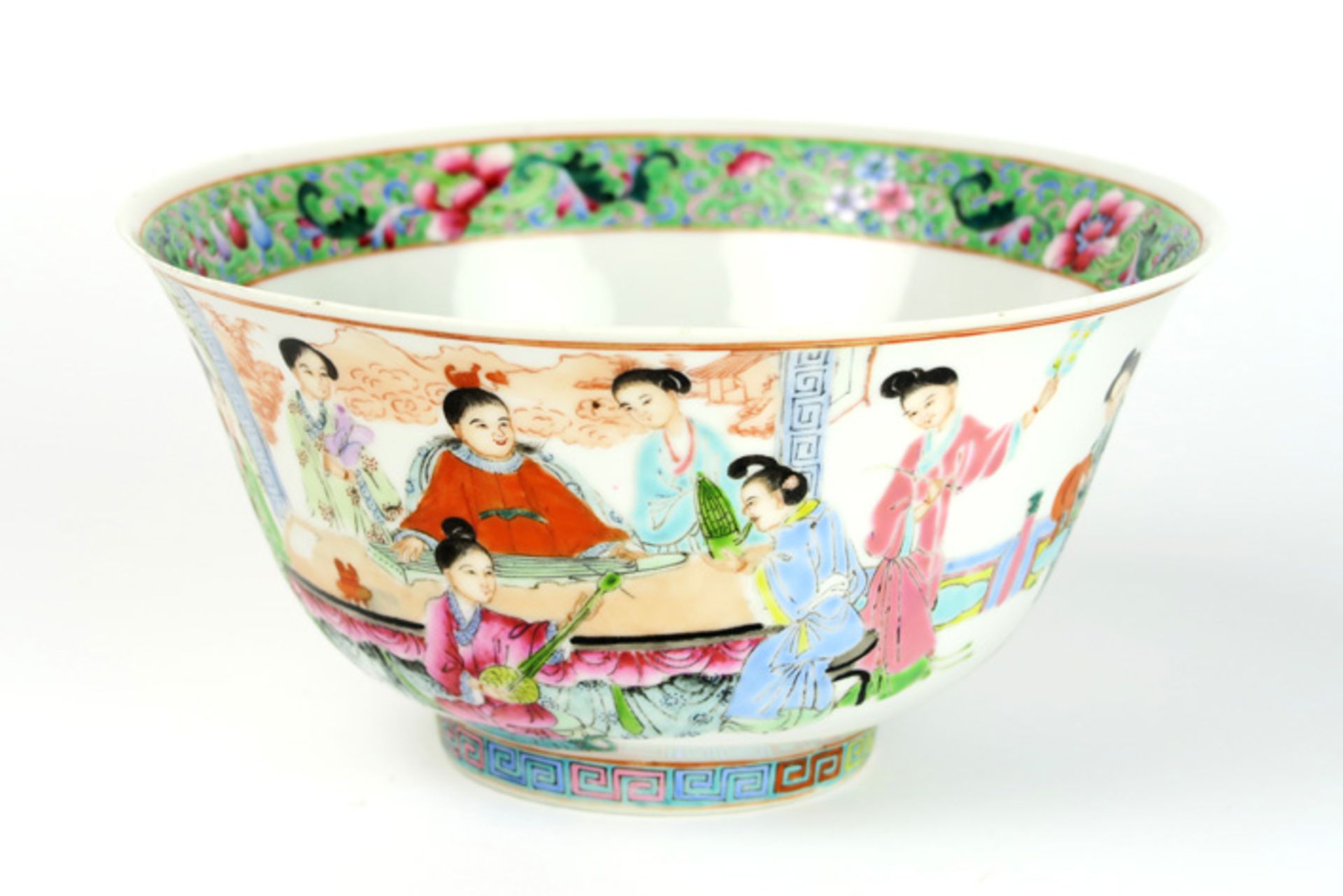 Chinese bowl in marked porcelain with a Famille Verte figures decor Chinese bowl in gemerkt