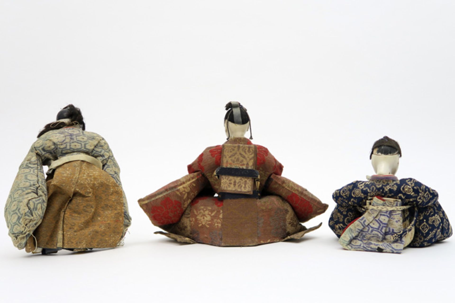 three antique Japanese dolls Lot van drie antieke Japanse "poppen" in papier-mâché met de - Image 2 of 2