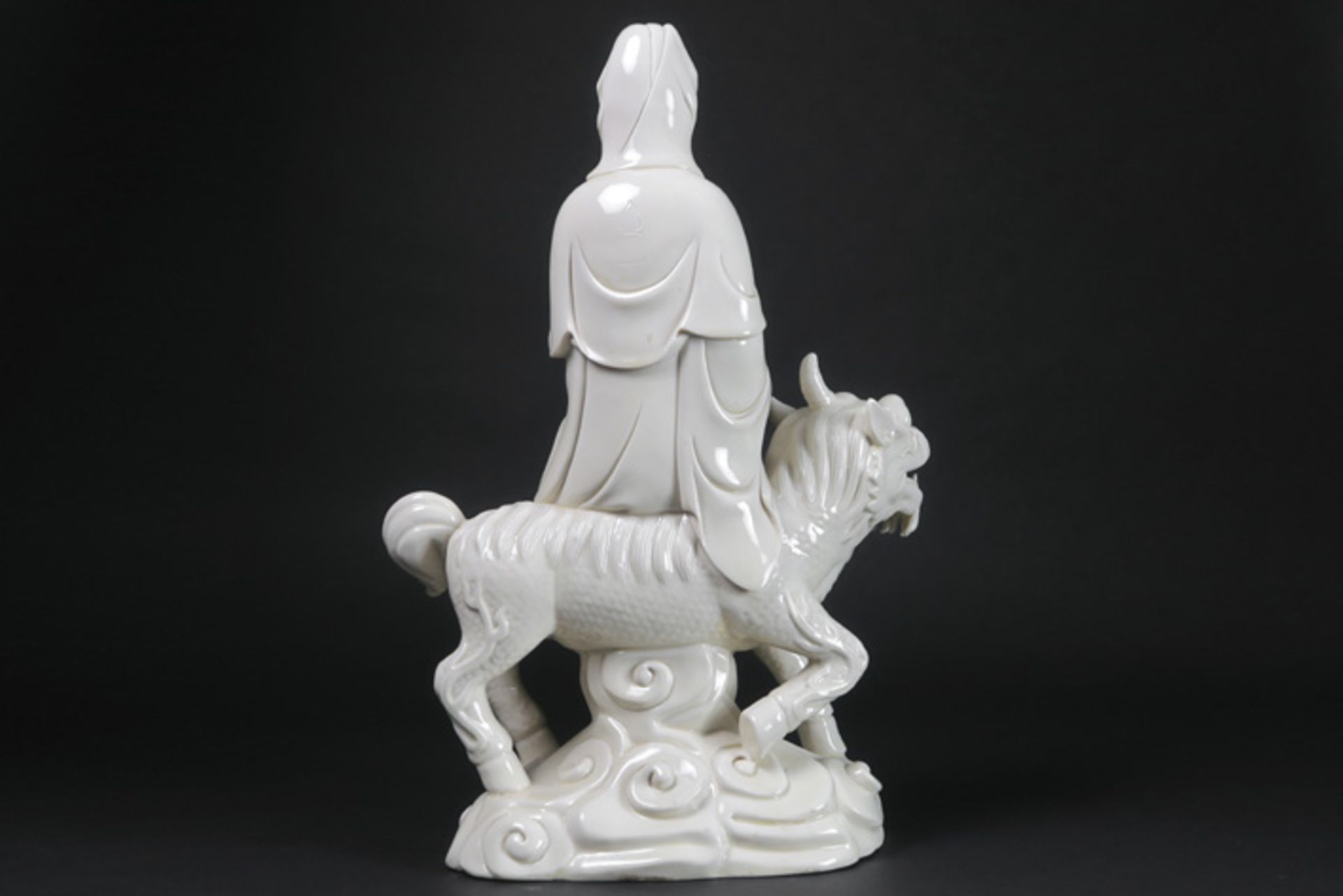 Chinese "Quan Yin on snow lion" sculpture in "blanc de Chine" porcelain Chinese "blanc de Chinese" - Bild 2 aus 4