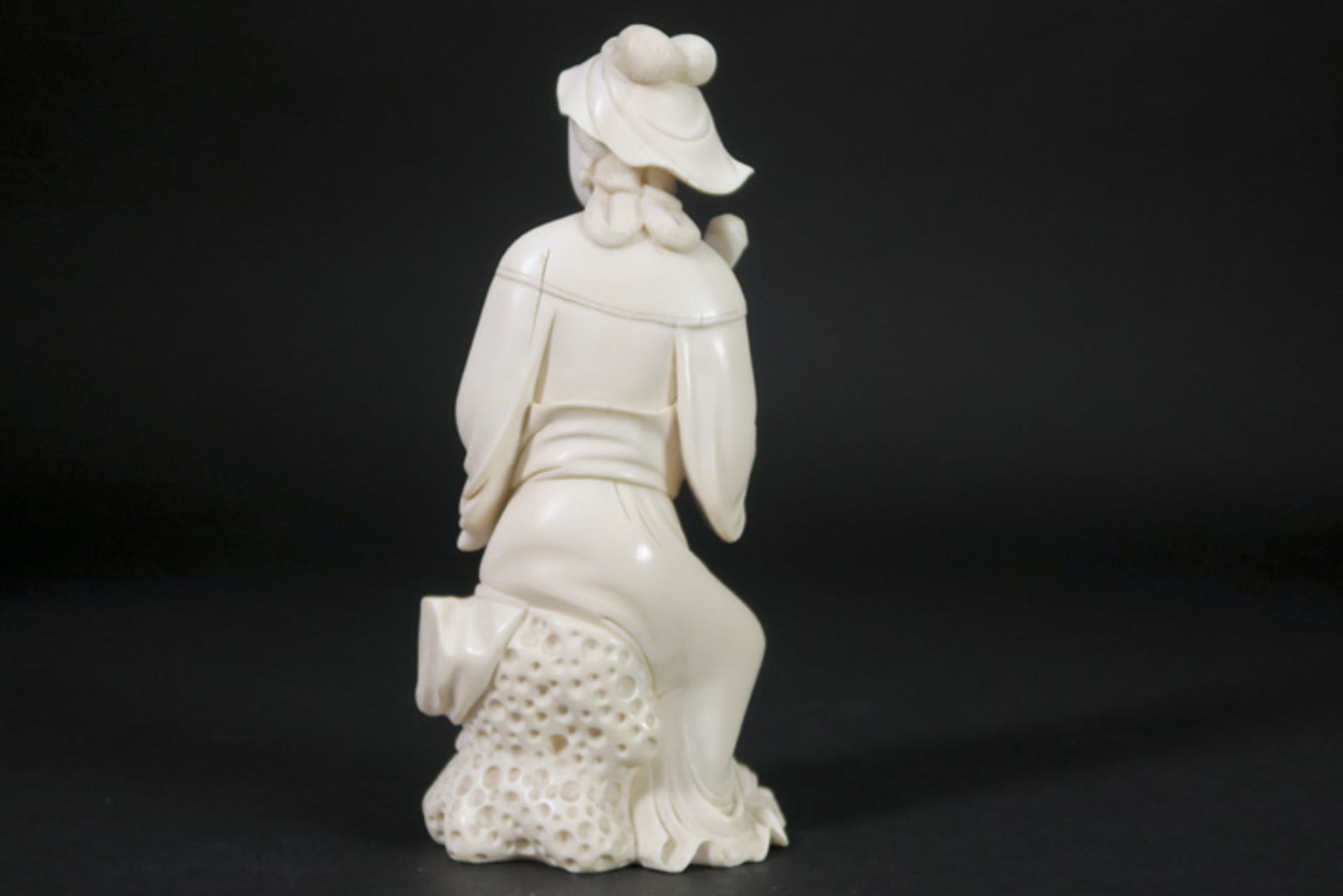 antique Chinese sculpture in ivory Antieke Chinese sculptuur in ivoor : "Musicerende jonge - Image 2 of 3