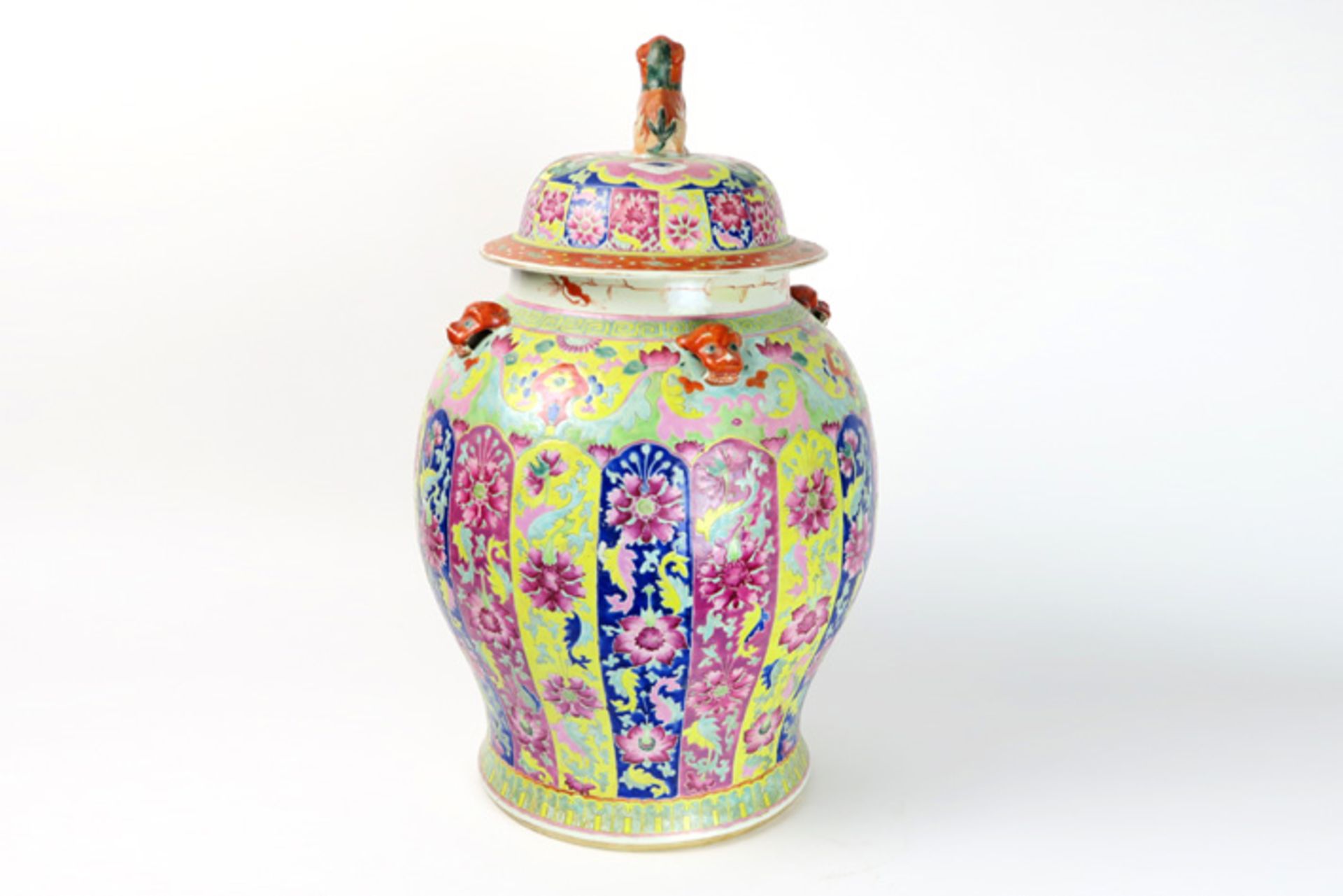 antique Chinese lidded vase in porcelain with polychrome decor Antieke Chinese gedekselde vaas in - Image 2 of 6