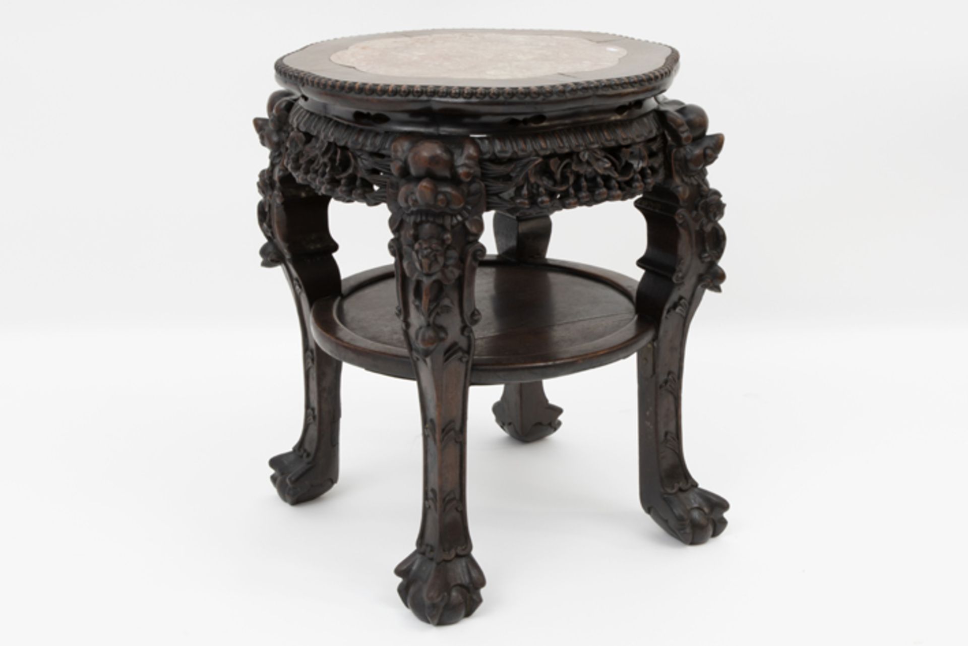 antique Chinese pedestal in carved wood with marble top Antieke Chinese piedestalle/bijzettafel in