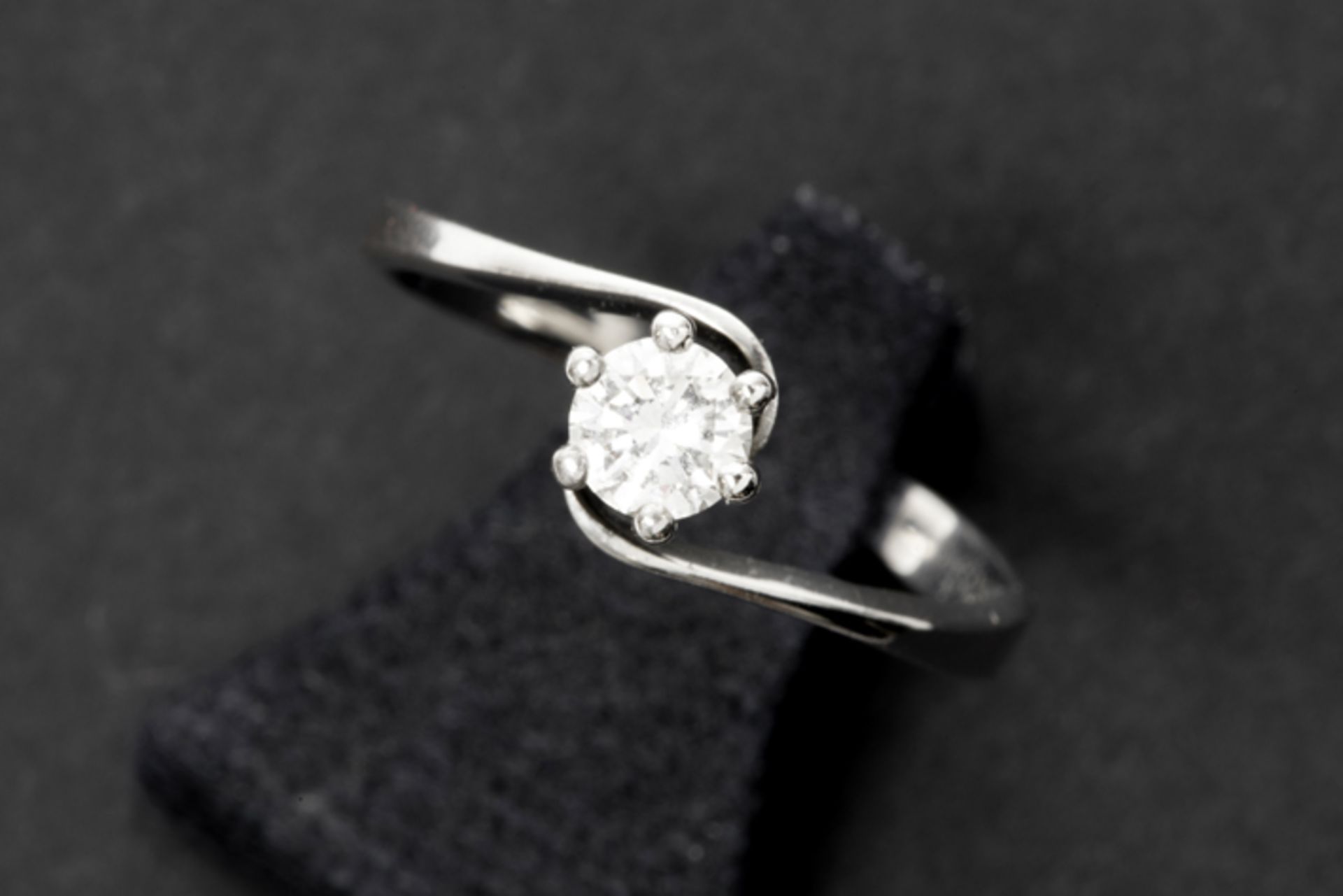a ca 0,30 carat brilliant cut diamond set in a ring in white gold (18 carat) Solitaire briljant