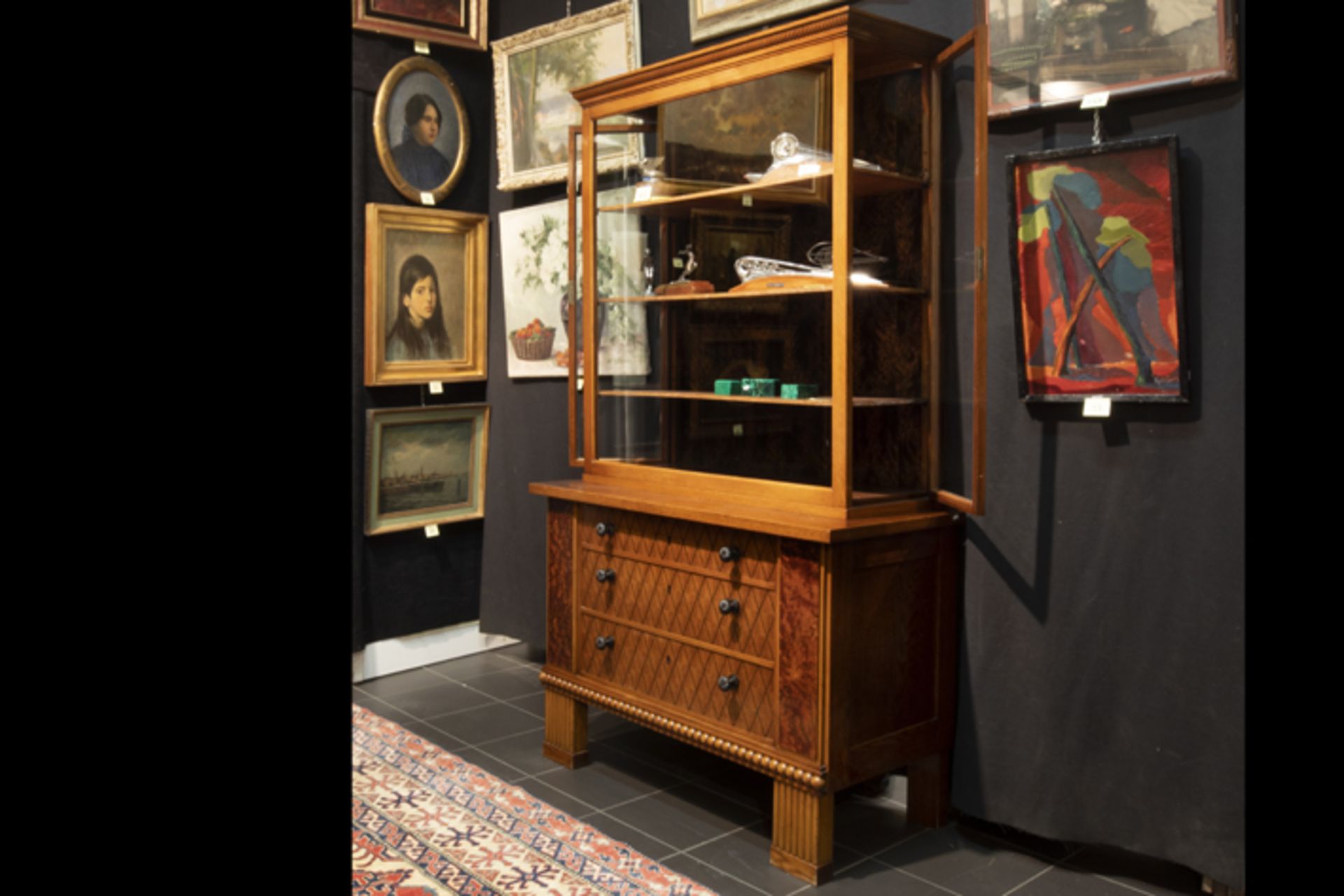 Belgian thirties' Art Deco dining-room suite in several woodkinds with a table, 8 chairs and a - Bild 5 aus 5