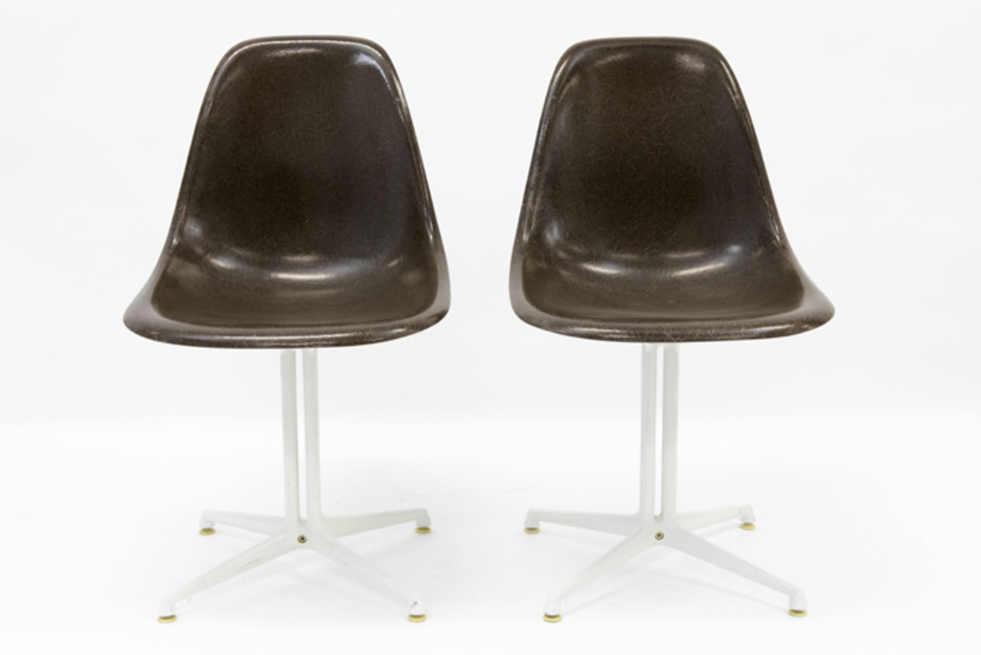 pair of design fiberglass chairs - marked Herman Miller HERMAN MILLER paar designstoelen in