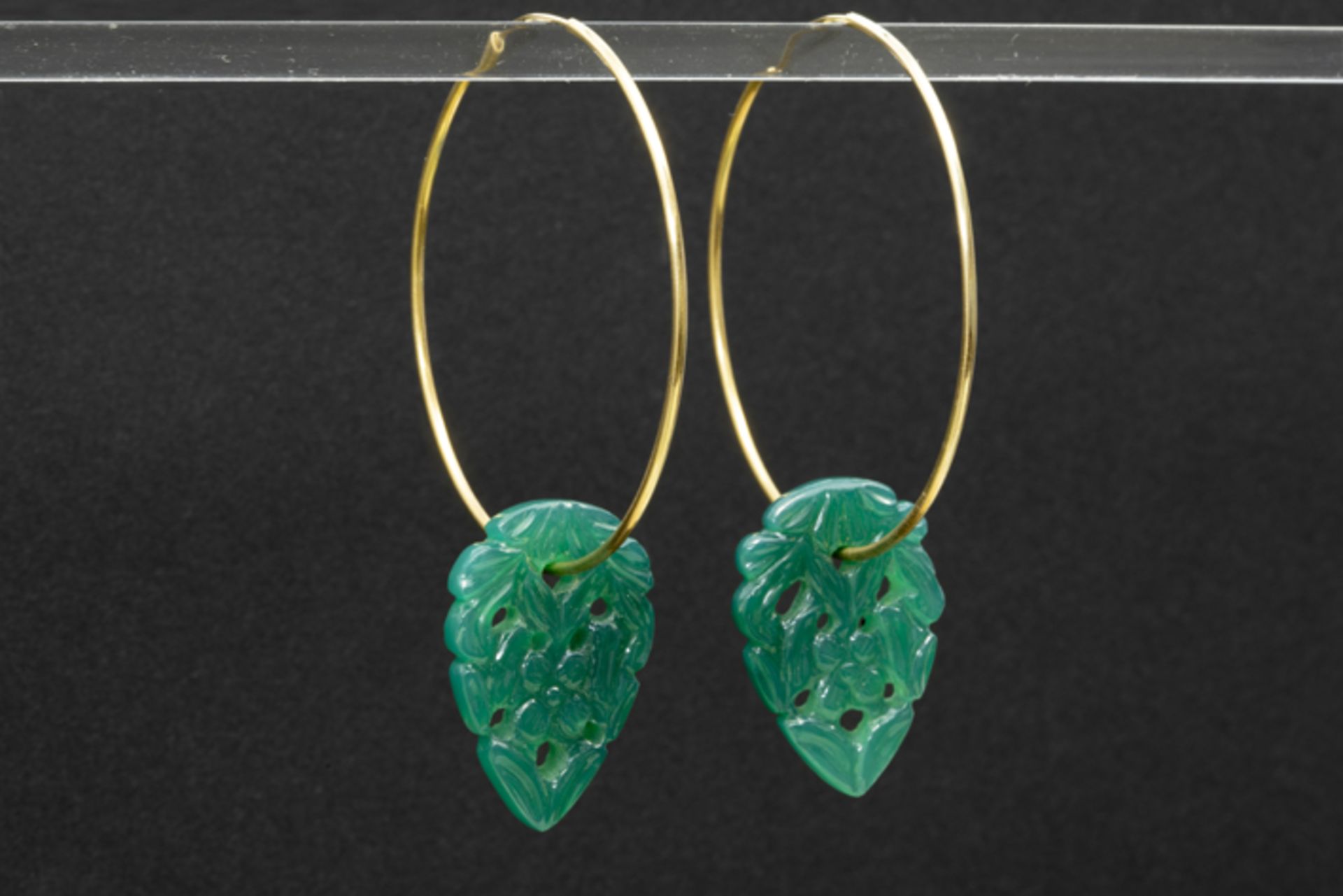 pair of earrings in yellow gold (18 carat) each with a pearshaped and sculpted pendant in rare green