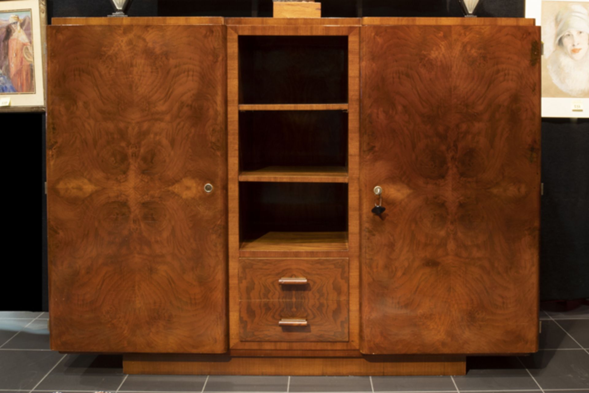 Belgian thirties' Art Deco sideboard in mahogany Belgisch Art Deco-dressoir in acajou met twee volle