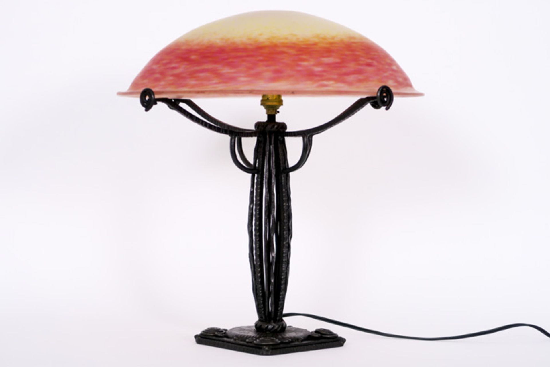 French Art Deco "Schneider" signed lamp in wrought iron and pâte de verre SCHNEIDER Art Deco-lamp