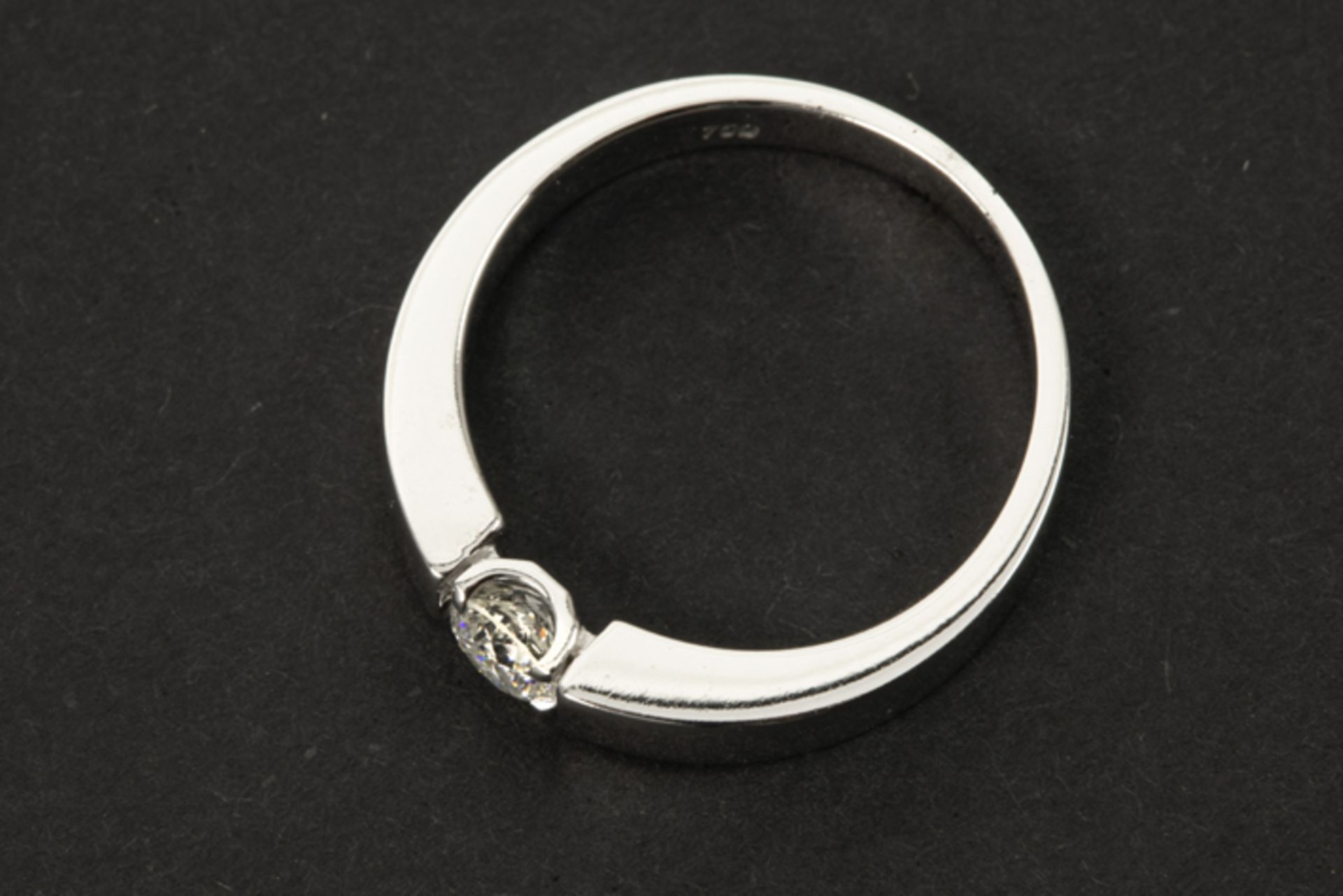 a 0,30 carat very high quality brilliant cut diamond set in a ring in white gold (18 carat) - Bild 2 aus 2