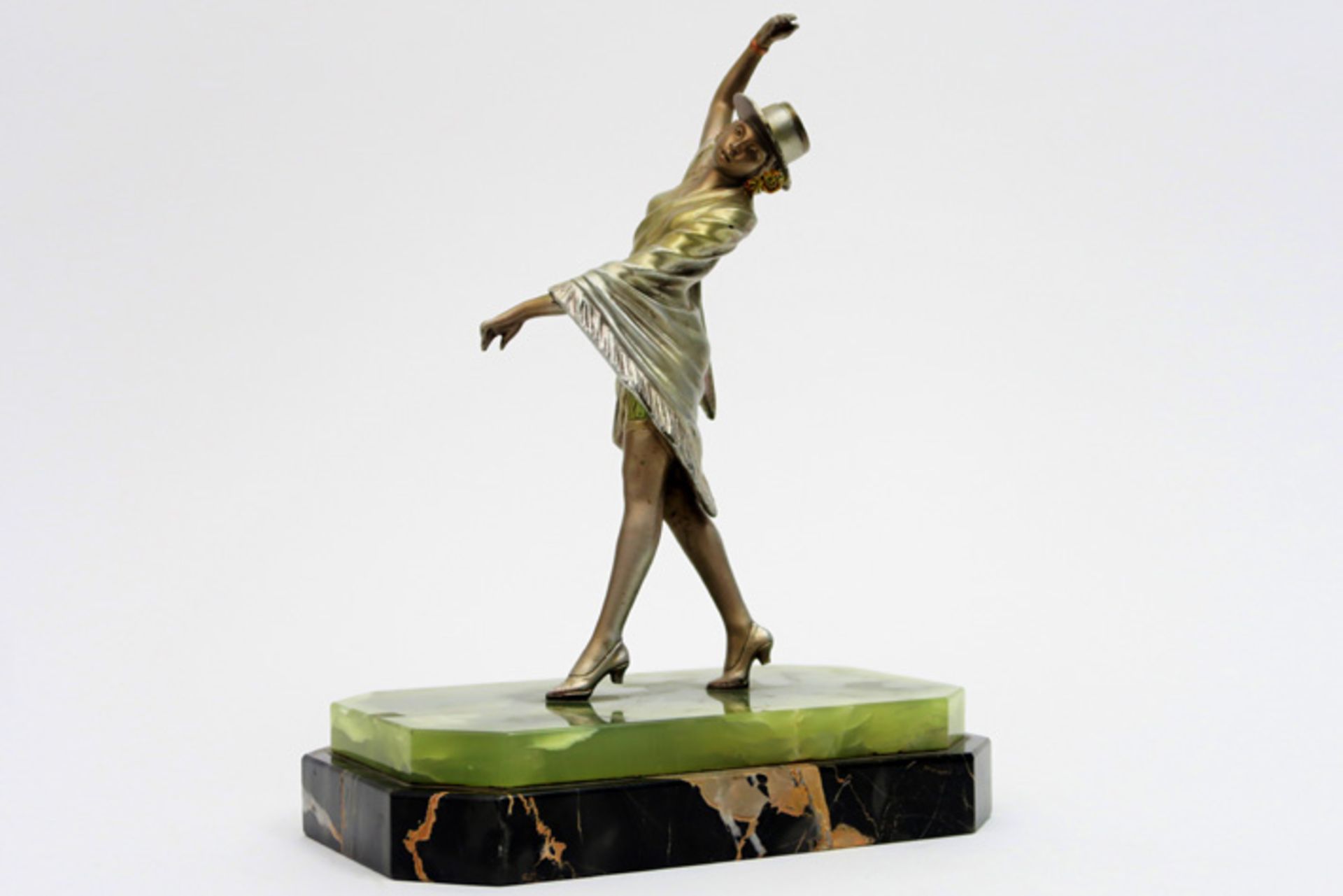 silverplated Art Deco "Dancing lady" sculpture on a base in onyx and marble Verzilverde Art Deco-