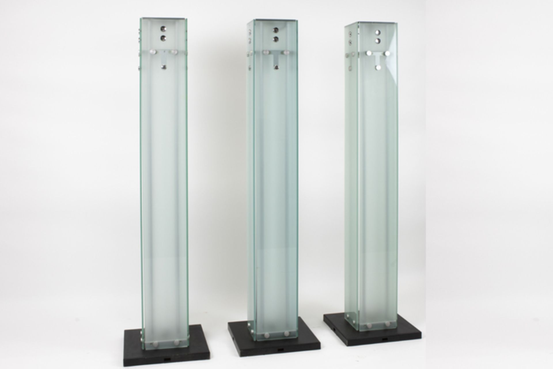three standing eighties' design beam-shaped lamps in glass and metal Reeks van drie staande