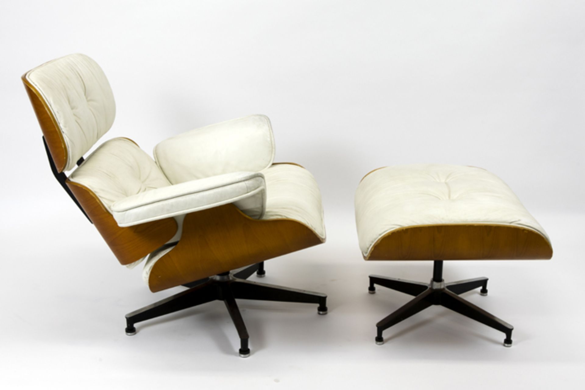 white leather lounge chair and ottoman after the famous design by Eames Fauteuil met voetsteun , - Bild 3 aus 4