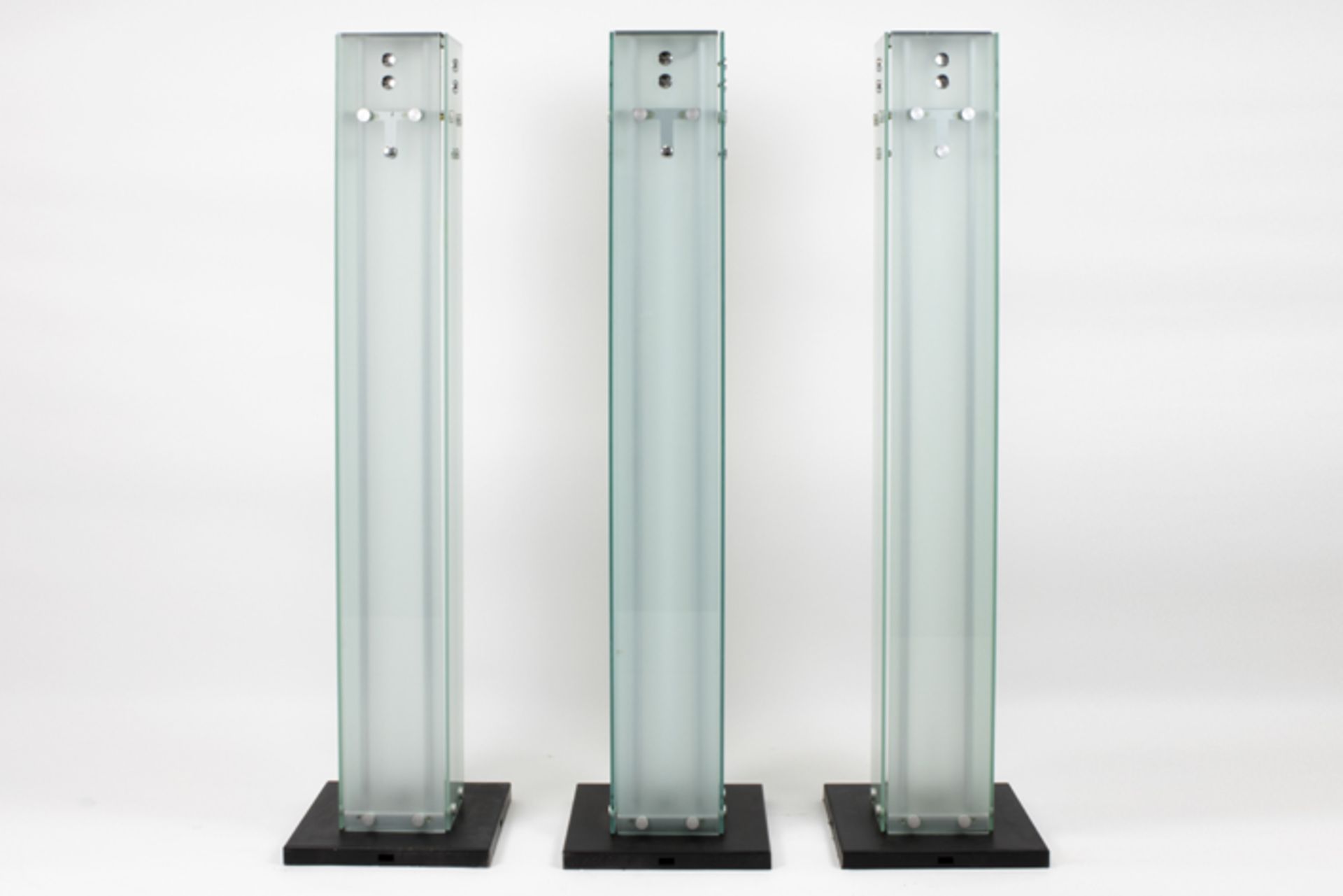 three standing eighties' design beam-shaped lamps in glass and metal Reeks van drie staande - Image 2 of 3