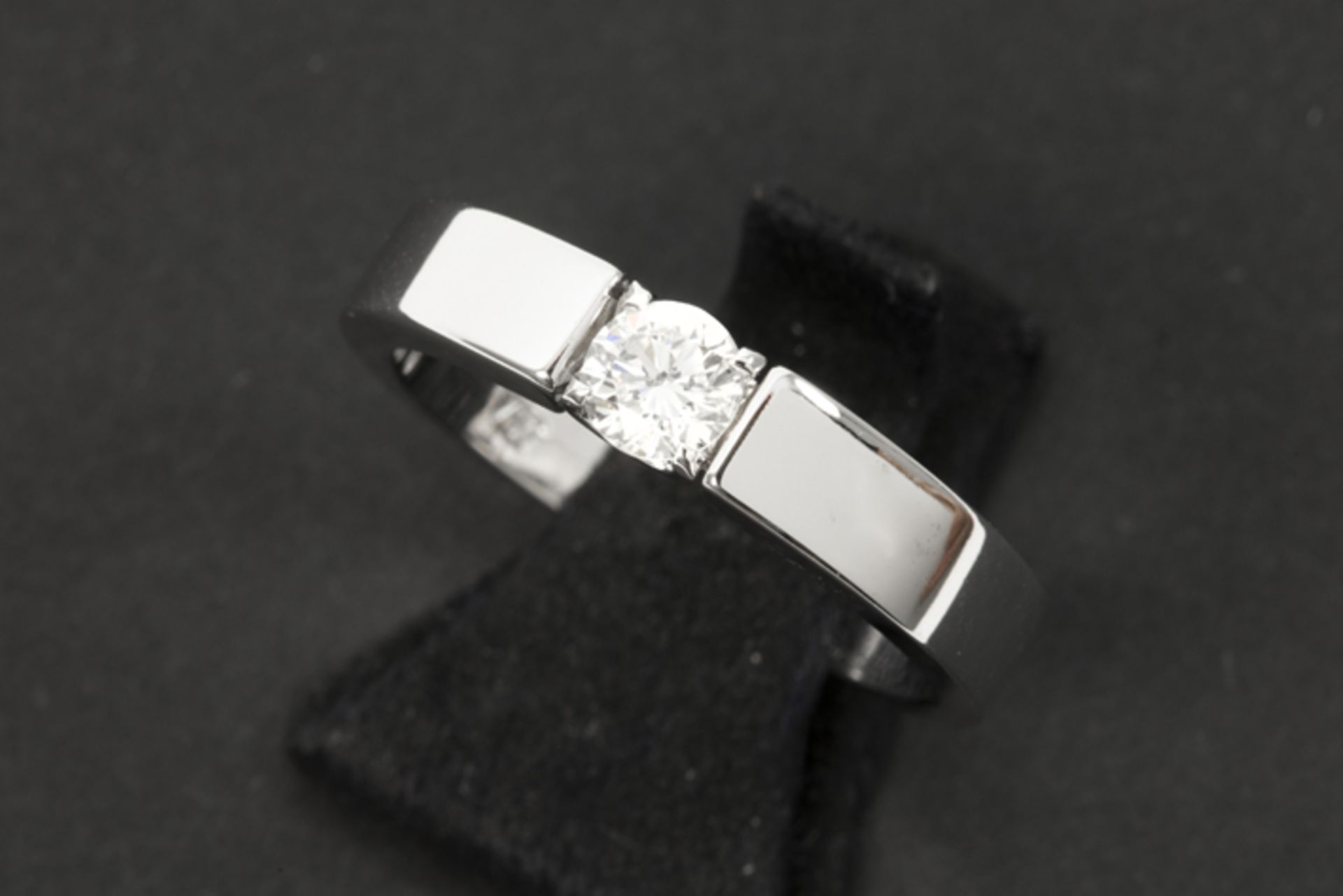 a 0,30 carat very high quality brilliant cut diamond set in a ring in white gold (18 carat)