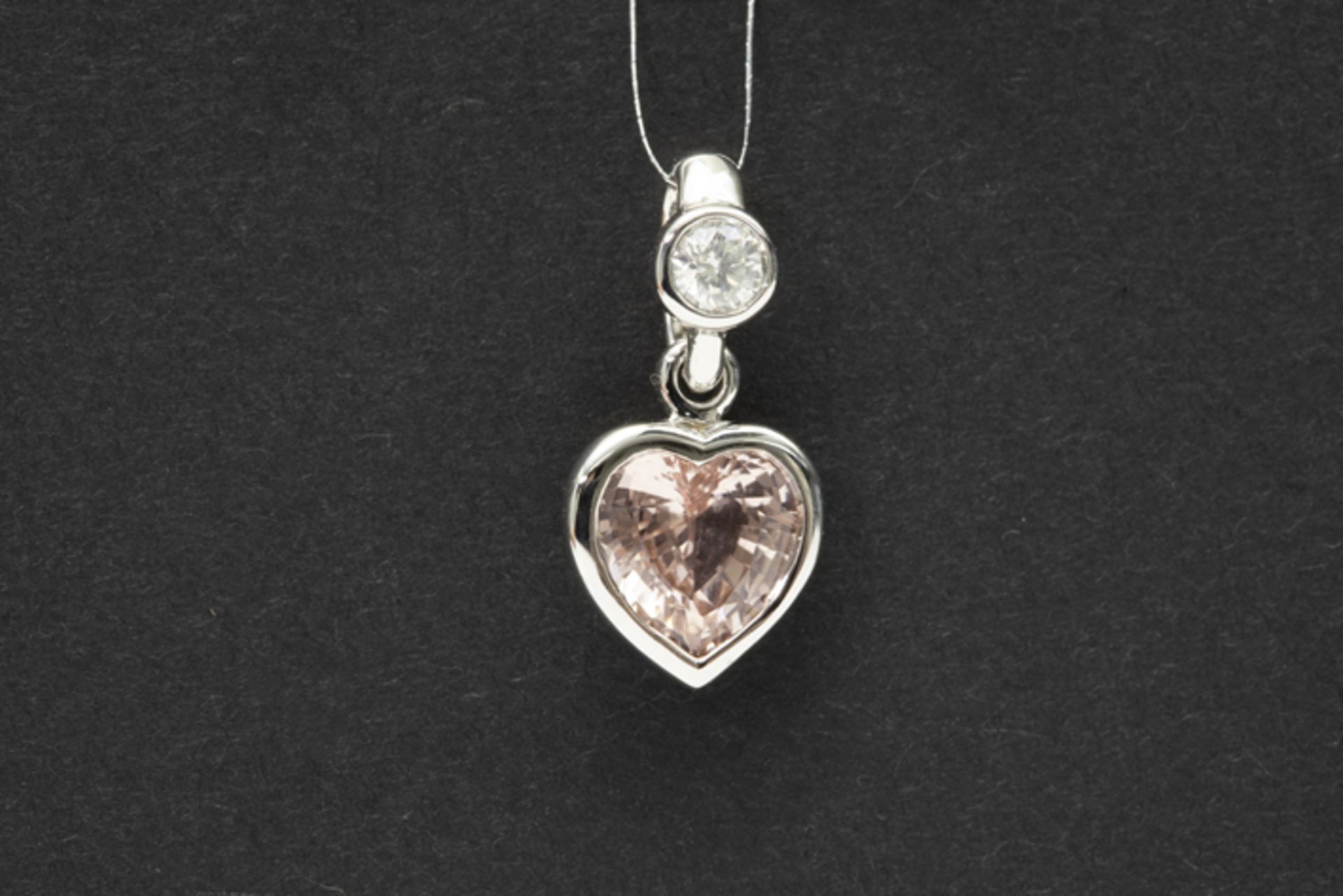 heartshaped pendant in white gold (18 carat) with a ca 1,60 carat natural pink sapphire and a ca 0,