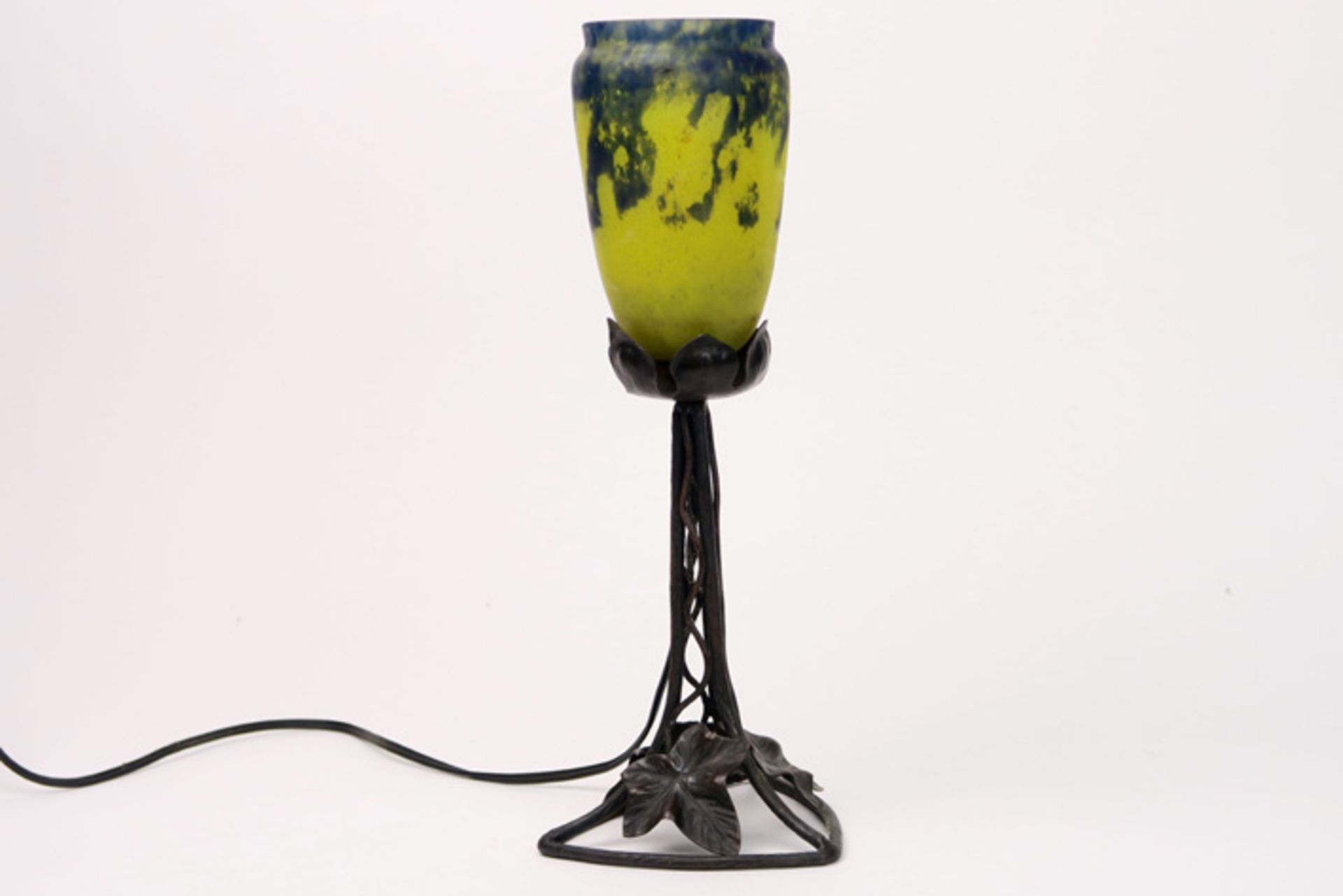 Art Deco lamp in wrought iron and pâte de verre Art Deco-lamp met voet in smeedijzer en met kap in