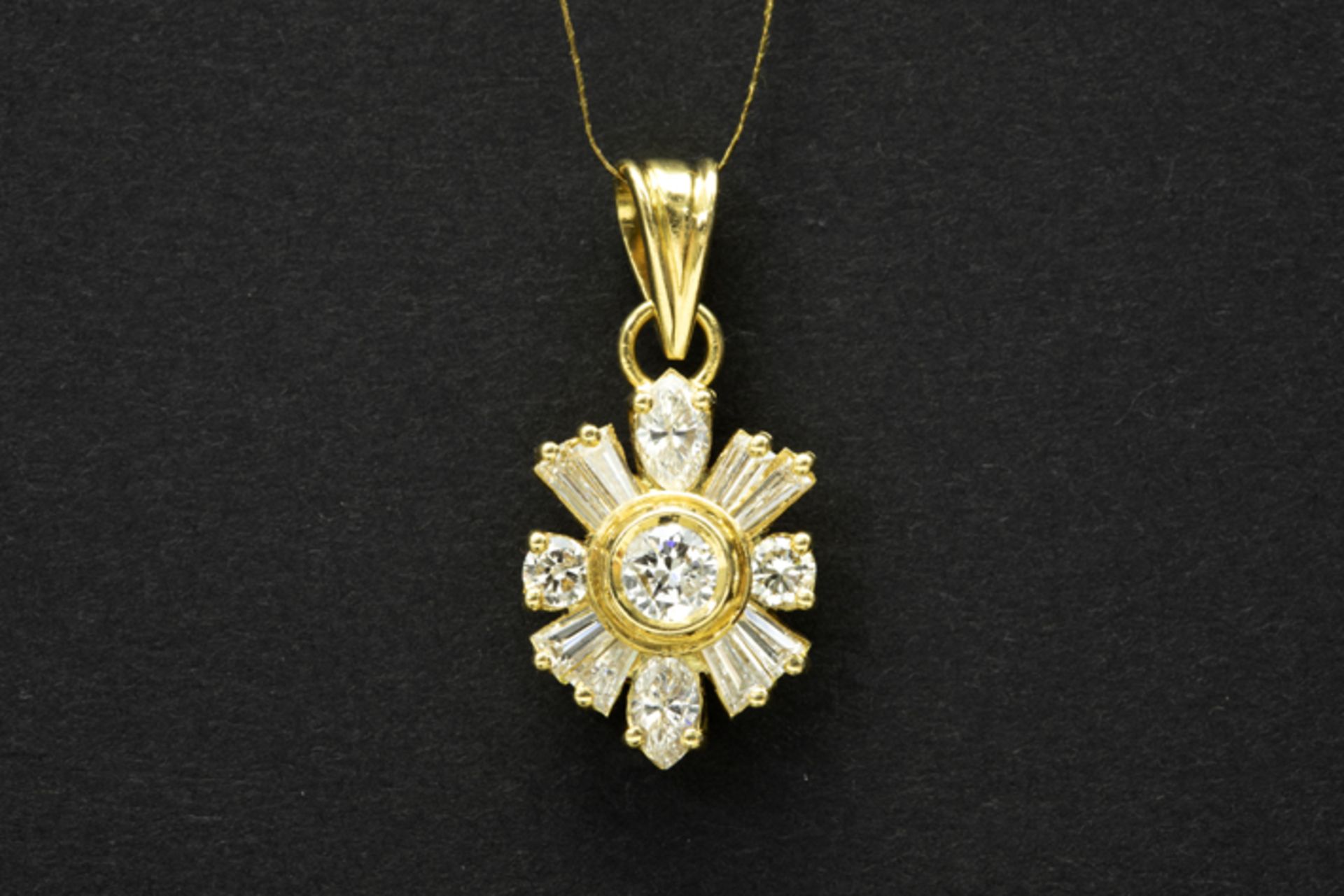 matching pendant in yellow gold (18 carat) with ca 0,90 carat of quality brilliant cut diamonds