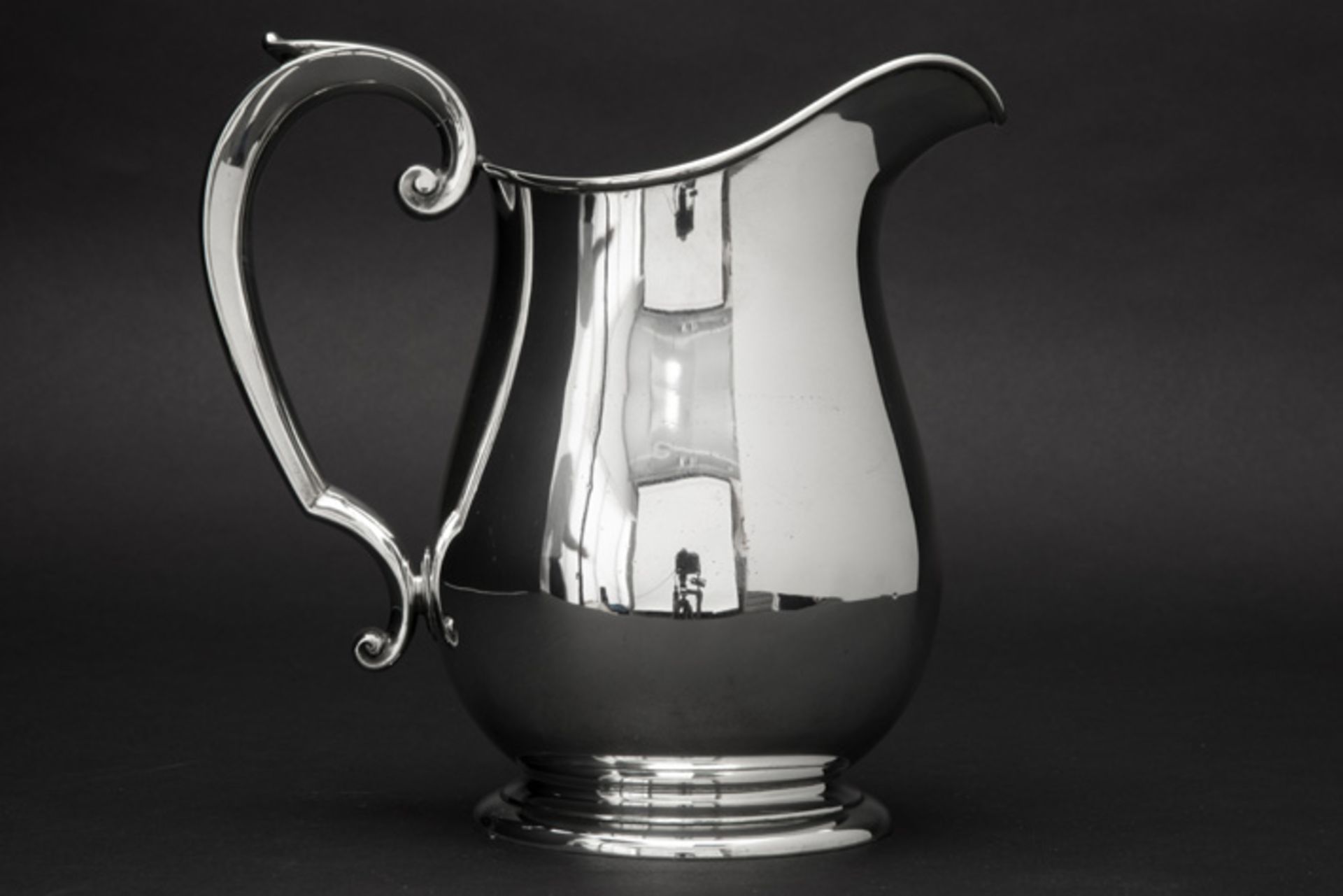 American Art Deco water jug in marked silver Amerikaanse Art Deco-waterkan in massief zilver,