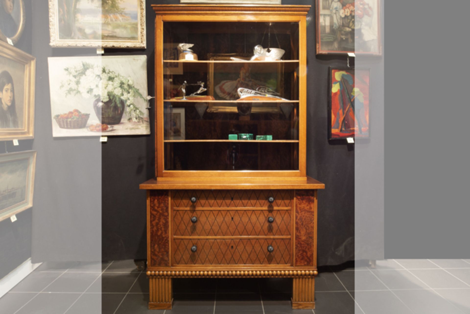 Belgian thirties' Art Deco dining-room suite in several woodkinds with a table, 8 chairs and a - Bild 4 aus 5