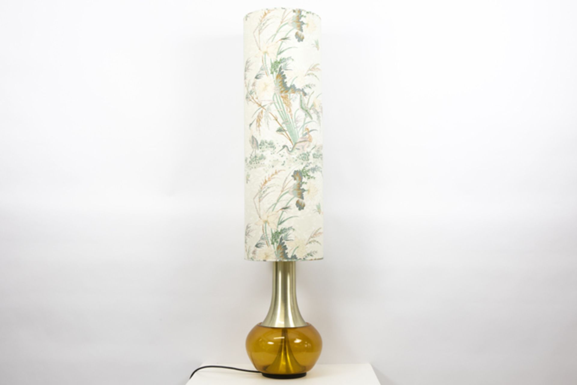seventies' lamp in glass and metal with a big shade Seventies' designlamp met voet in amberkleurig