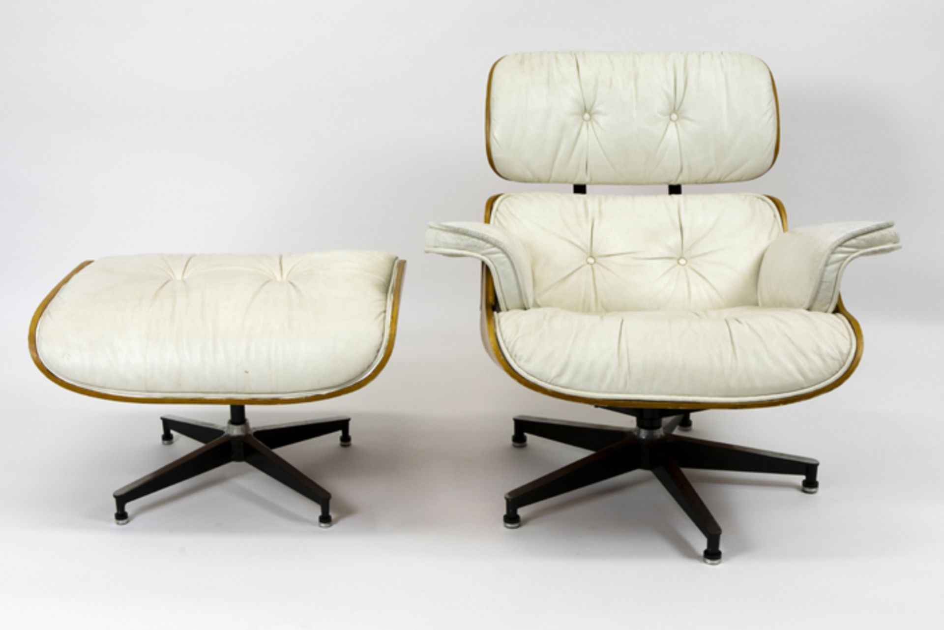 white leather lounge chair and ottoman after the famous design by Eames Fauteuil met voetsteun , - Bild 2 aus 4