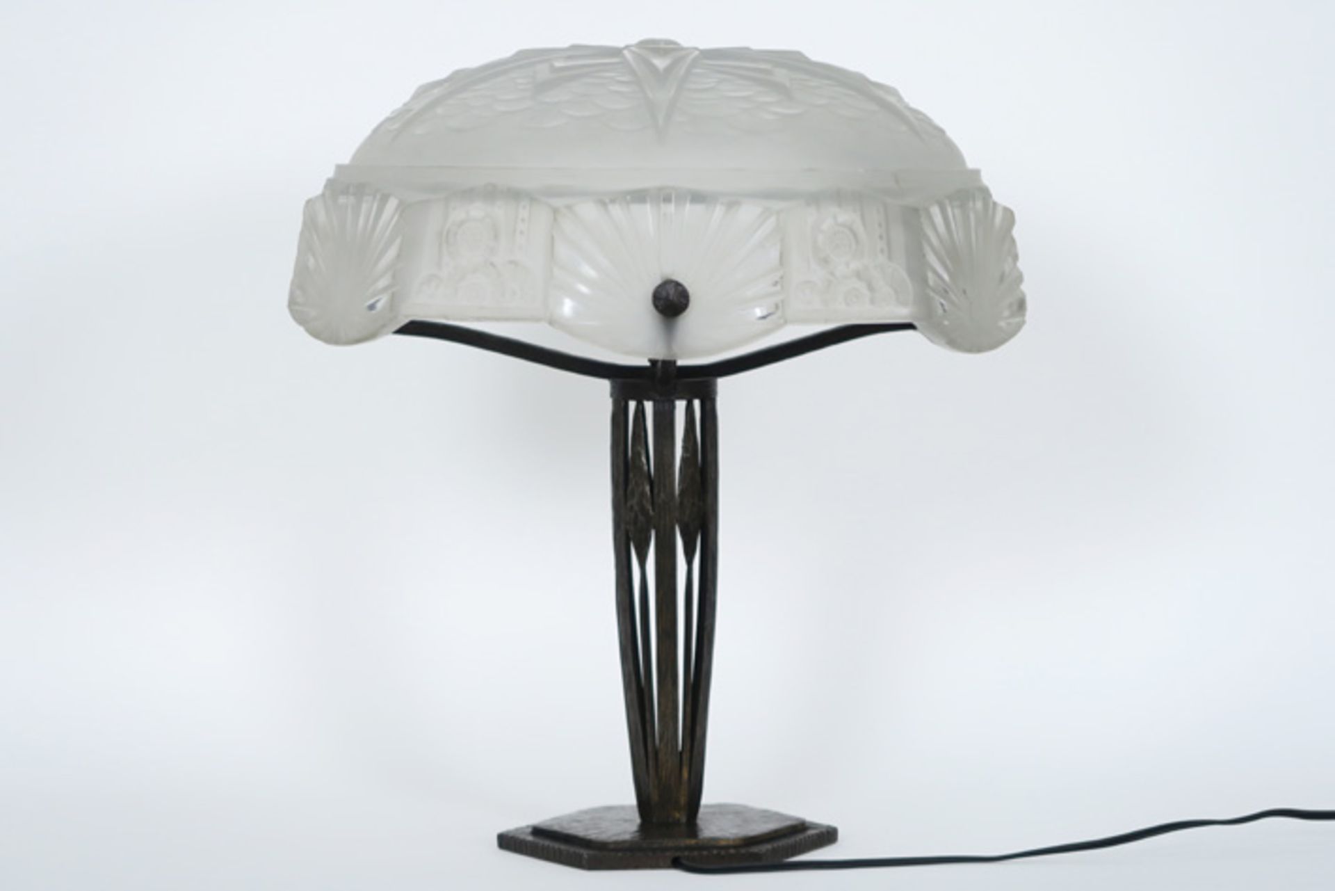 quite big French "Müller frêres Lunéville" signed art Deco table-lamp in wrought iron and - Bild 2 aus 3