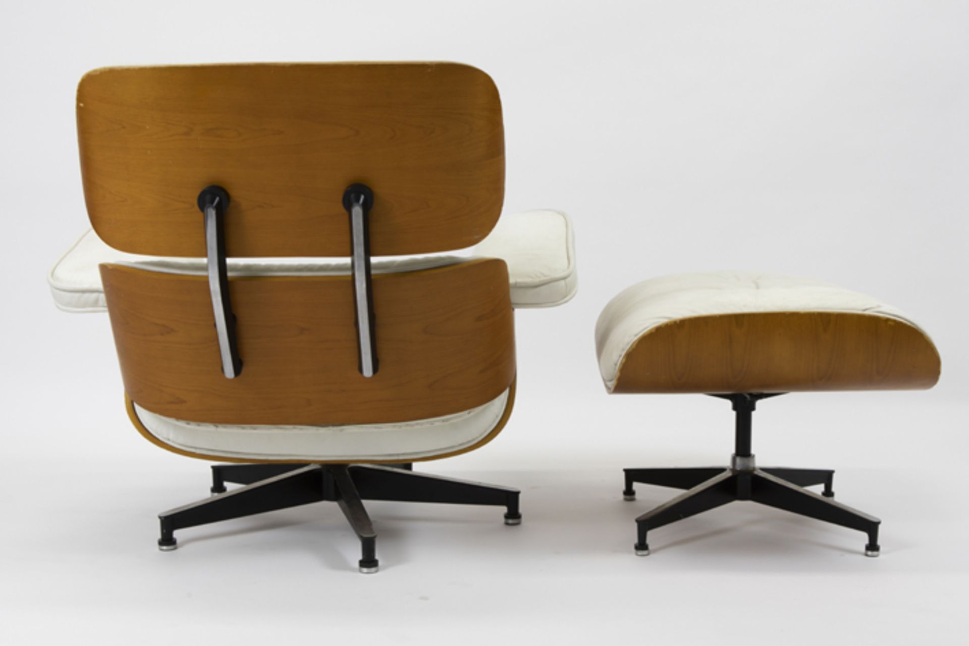 white leather lounge chair and ottoman after the famous design by Eames Fauteuil met voetsteun , - Bild 4 aus 4