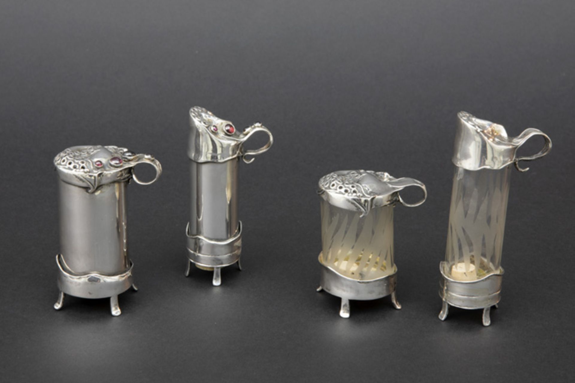 AMIR PORAN (20°/21° EEUW) (Israël) lot van vier gedekselde potjes in glas en zilver met typische Art