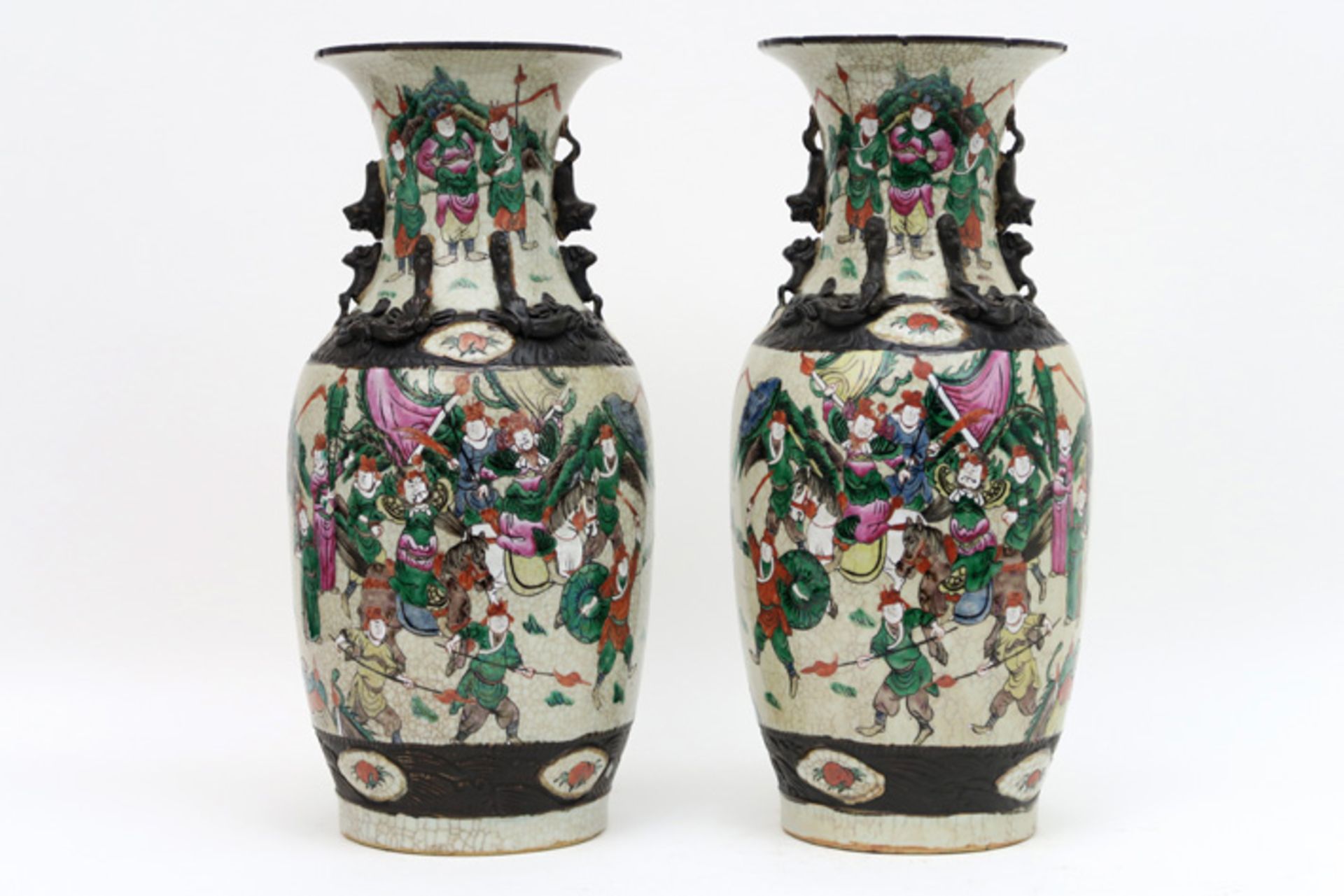 Paar Chinese zgn "Nankin" - vazen in gemerkt porselein met een typisch decor - hoogte : 44,3 cm || - Image 2 of 5