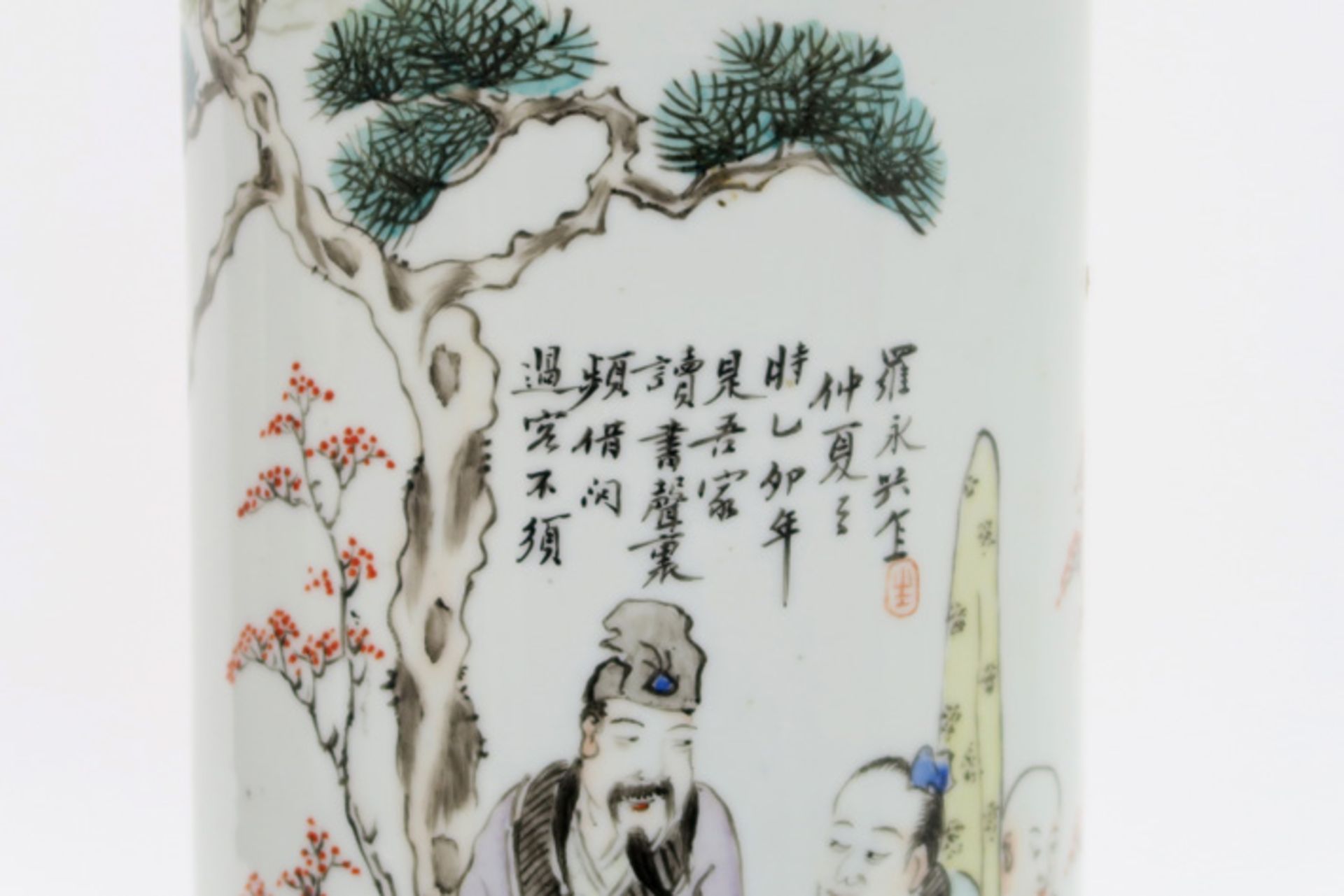Chinese cilindervaas in porselein met een polychroom figurendecor met tekst, gemonteerd als - Image 3 of 3
