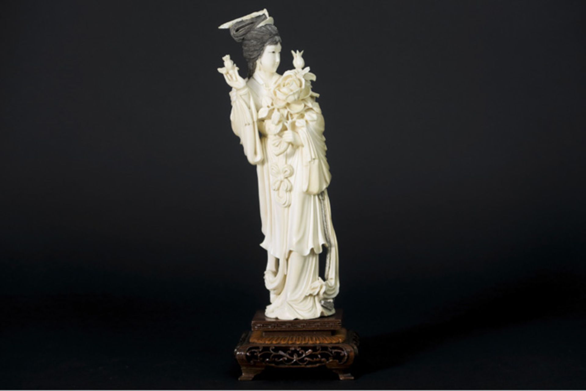 Oude Chinese sculptuur in ivoor : "Bloemenmeisje" - hoogte : 25,5 cm - gewicht : 590 gram - ca