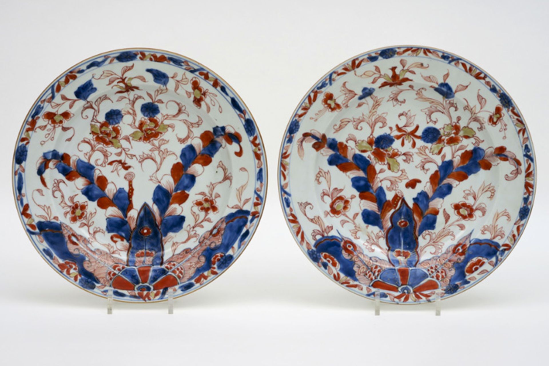 Paar achttiende eeuwse Chinese schalen in porselein met een apart Imari-decor - diameter : 28 cm ||