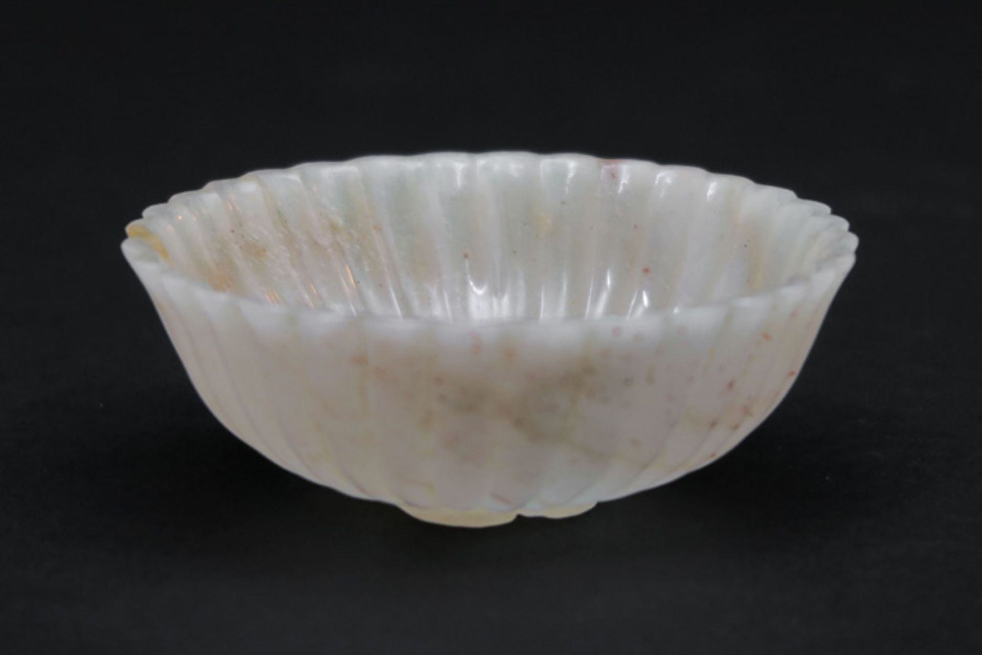 Antiek (?) Chinese lotusbloemvormige bowl in een gebeeldhouwde edelsteensoort (agaat ?) - diameter :