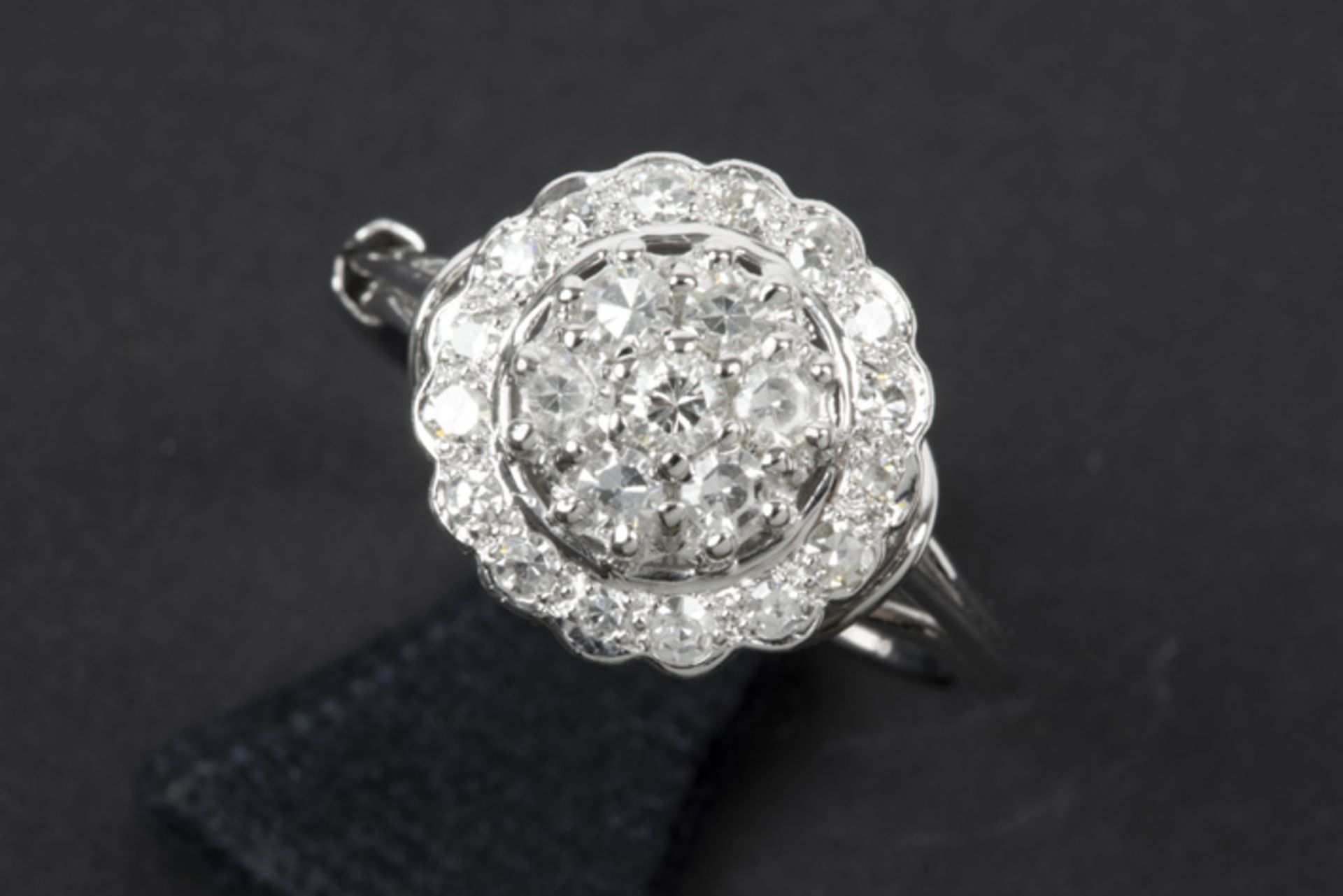 Ring in witgoud (18 karaat) met klassiek bloemenmodel bezet met ca 0,70 karaat briljant ||ring in