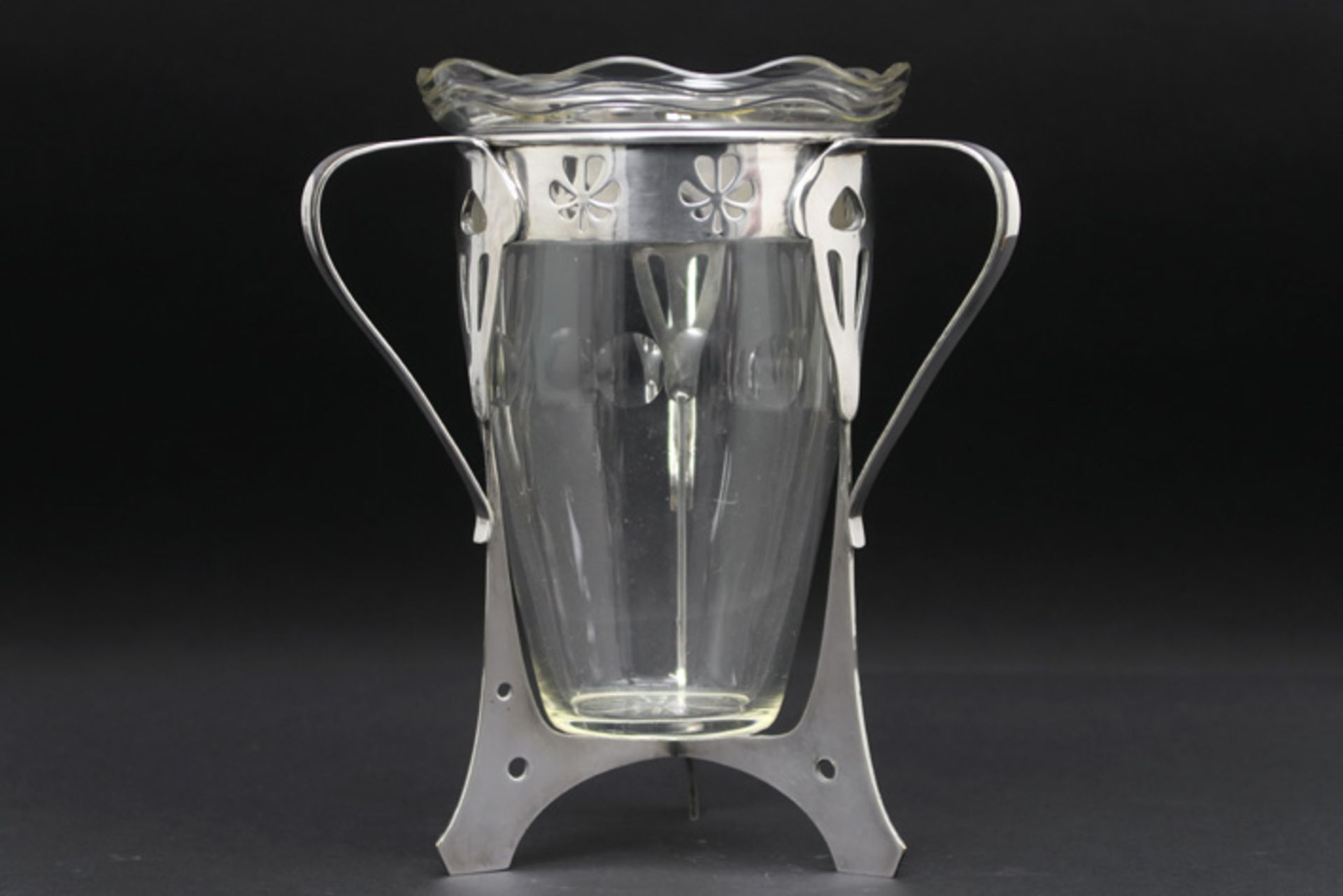 Art Nouveau-vaas in kleurloos glas met een montuur in verzilverd metaal met typische ornamentiek -