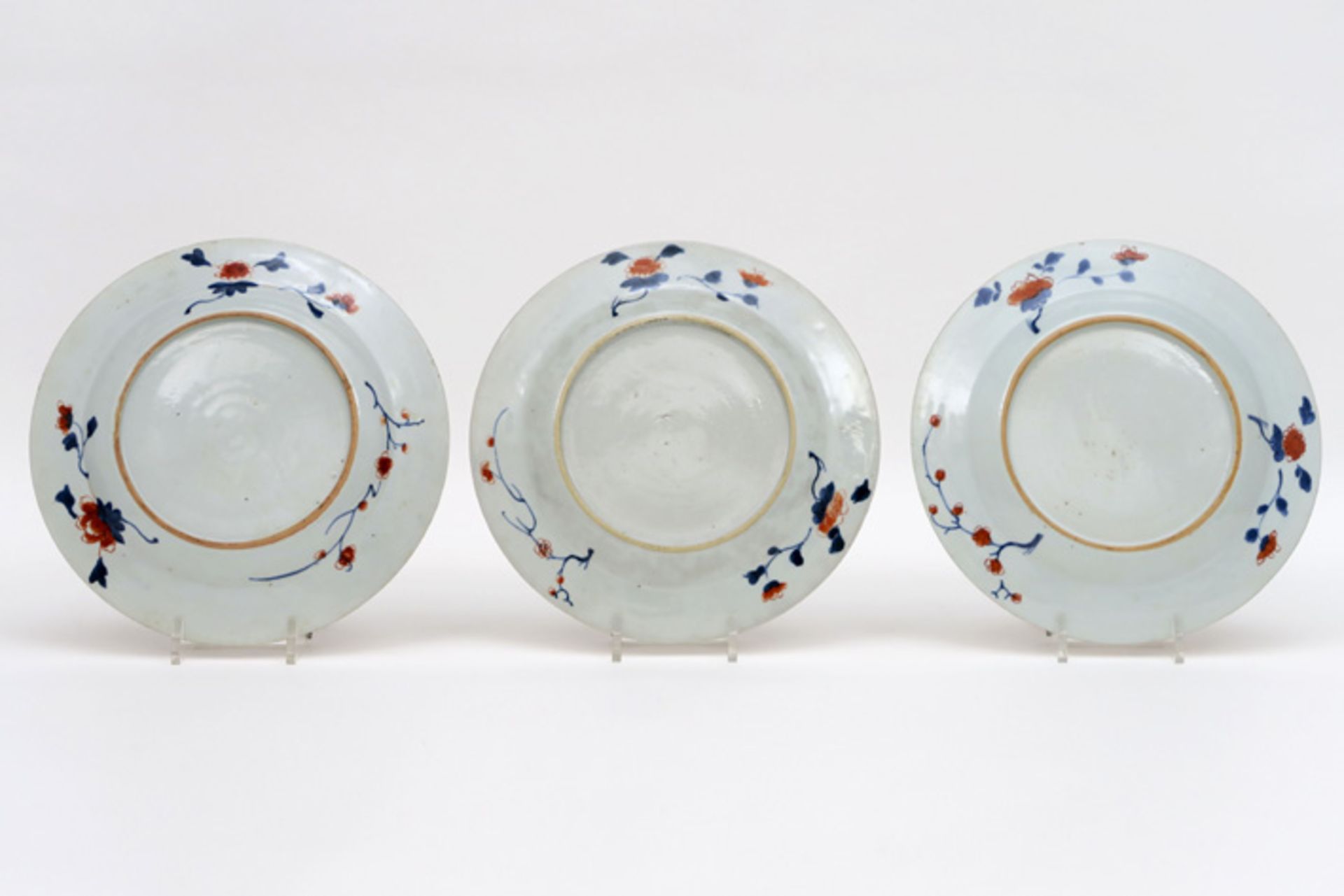 Set van drie achttiende eeuwse Chinese borden in porselein met een rijk Imari-decor - diameter : - Image 2 of 2