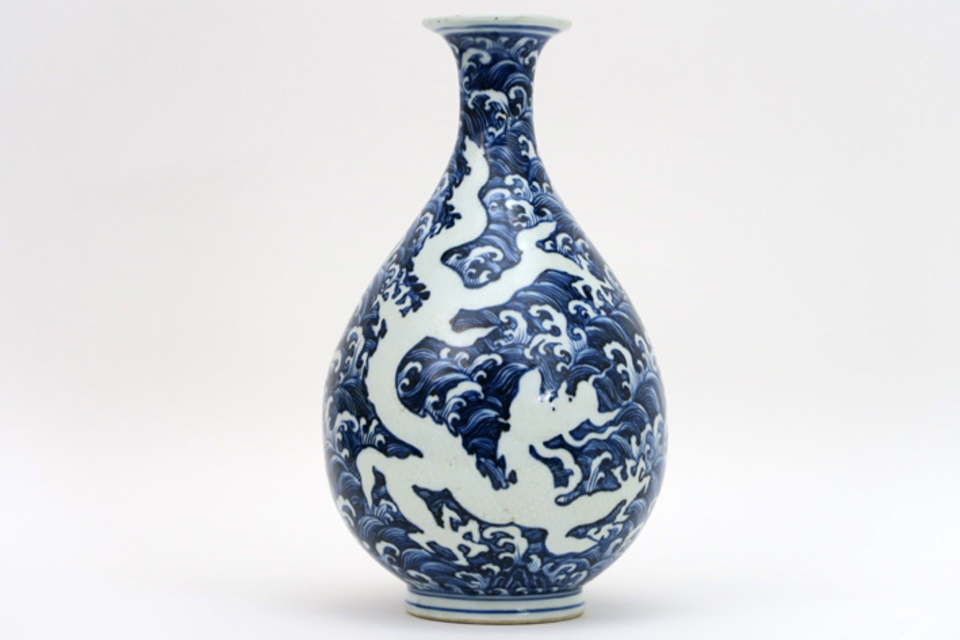Chinese vaas in gemerkt porselein met een blauwwit drakendecor - hoogte : 32,5 cm ||Chinese vase - Image 2 of 4