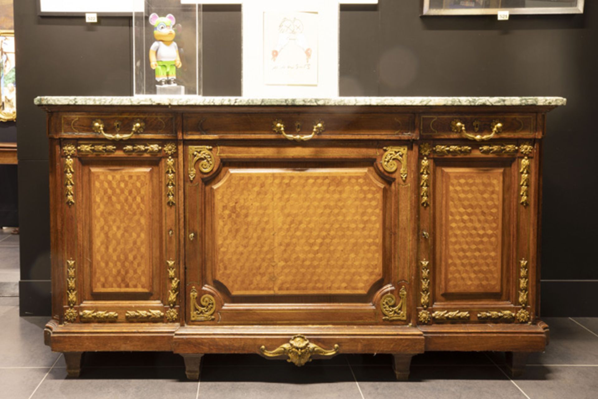 'Antiek' neoclassicistisch dressoir in parqueterie, versierd met gedoreerd bronsbeslag, met drie