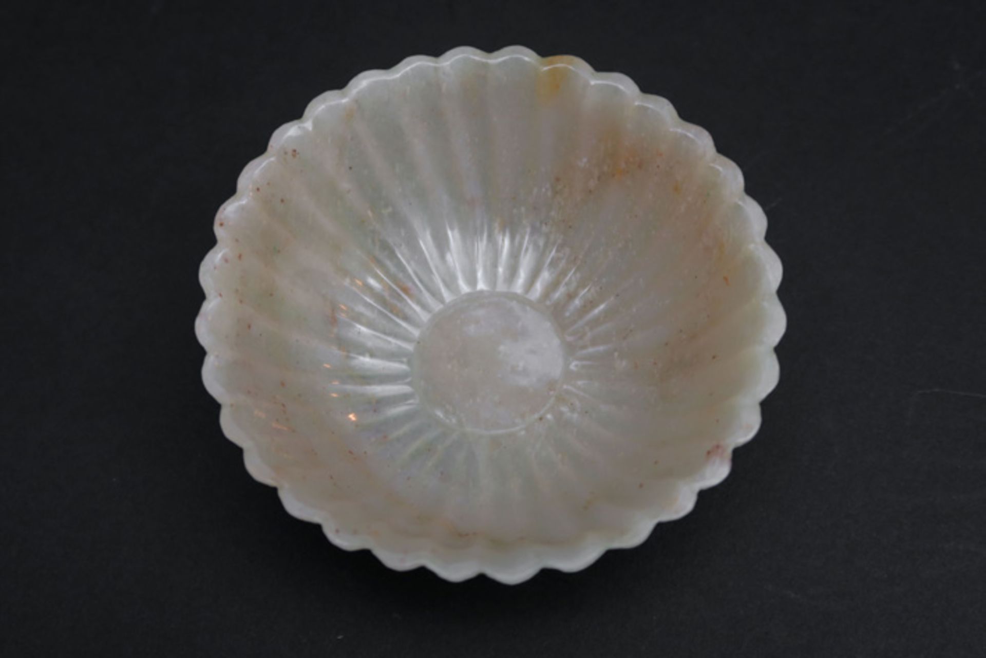 Antiek (?) Chinese lotusbloemvormige bowl in een gebeeldhouwde edelsteensoort (agaat ?) - diameter : - Image 3 of 3