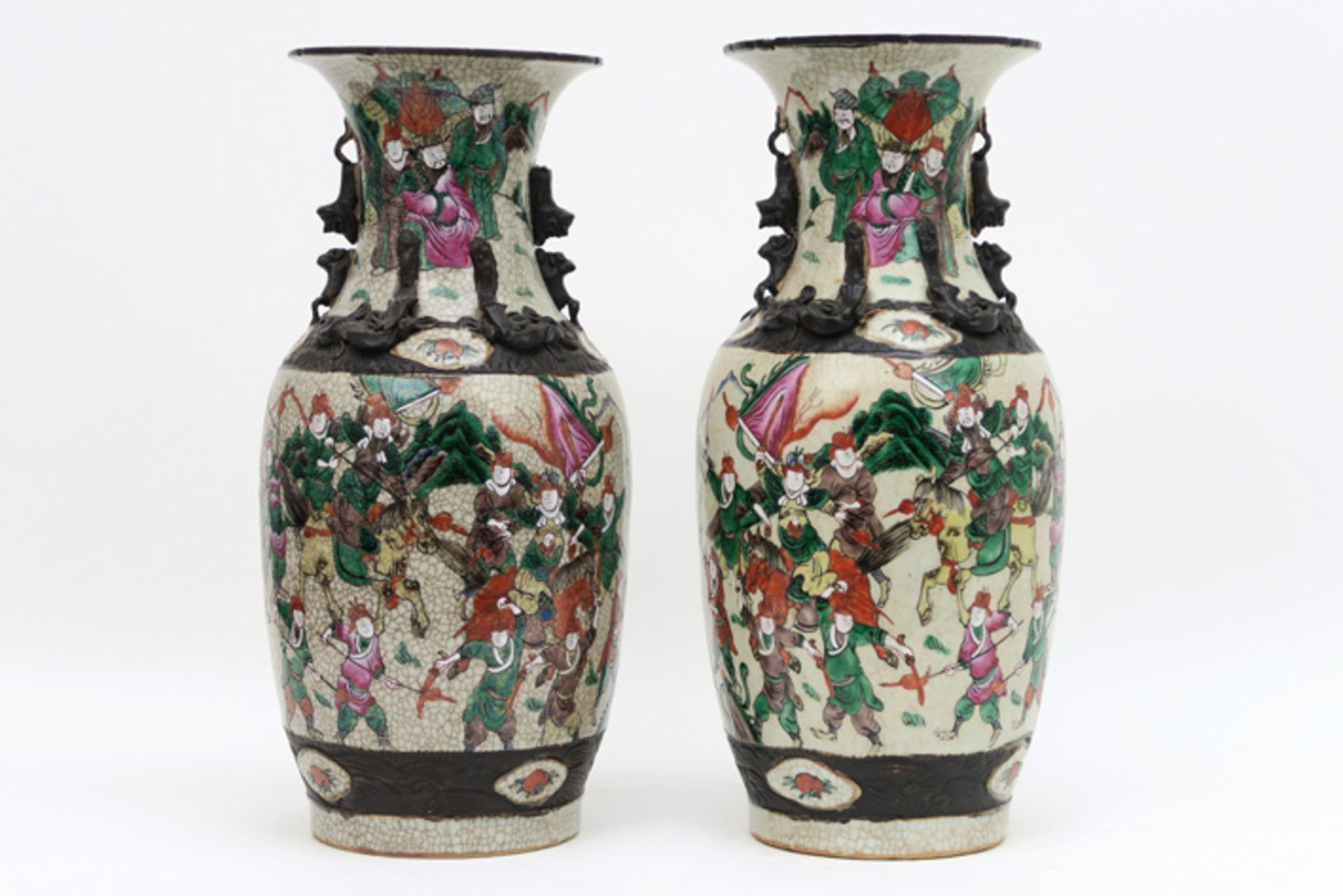 Paar Chinese zgn "Nankin" - vazen in gemerkt porselein met een typisch decor - hoogte : 44,3 cm ||