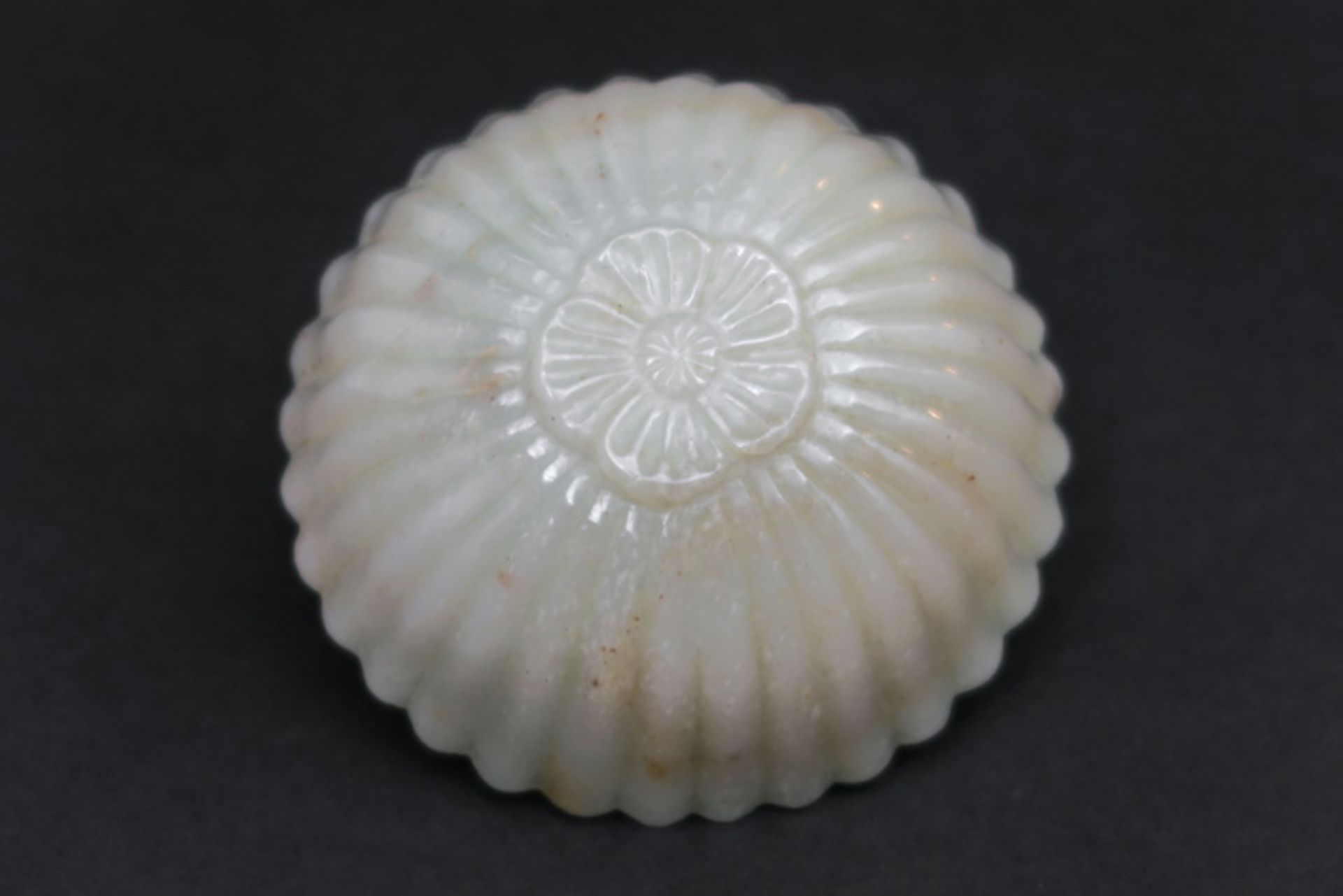 Antiek (?) Chinese lotusbloemvormige bowl in een gebeeldhouwde edelsteensoort (agaat ?) - diameter : - Image 2 of 3
