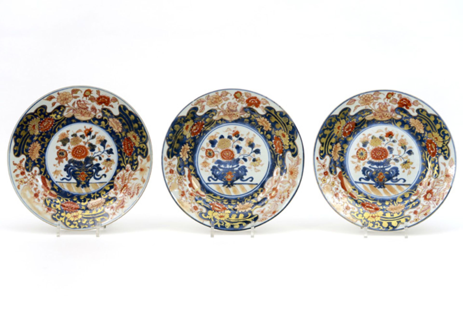 Set van drie achttiende eeuwse Chinese borden in porselein met een rijk Imari-decor - diameter :