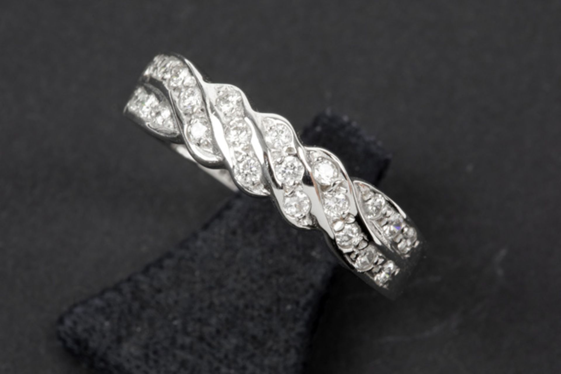 Ring in witgoud (18 karaat) bezet met briljant||ring in white gold (18 carat) with brilliant cut