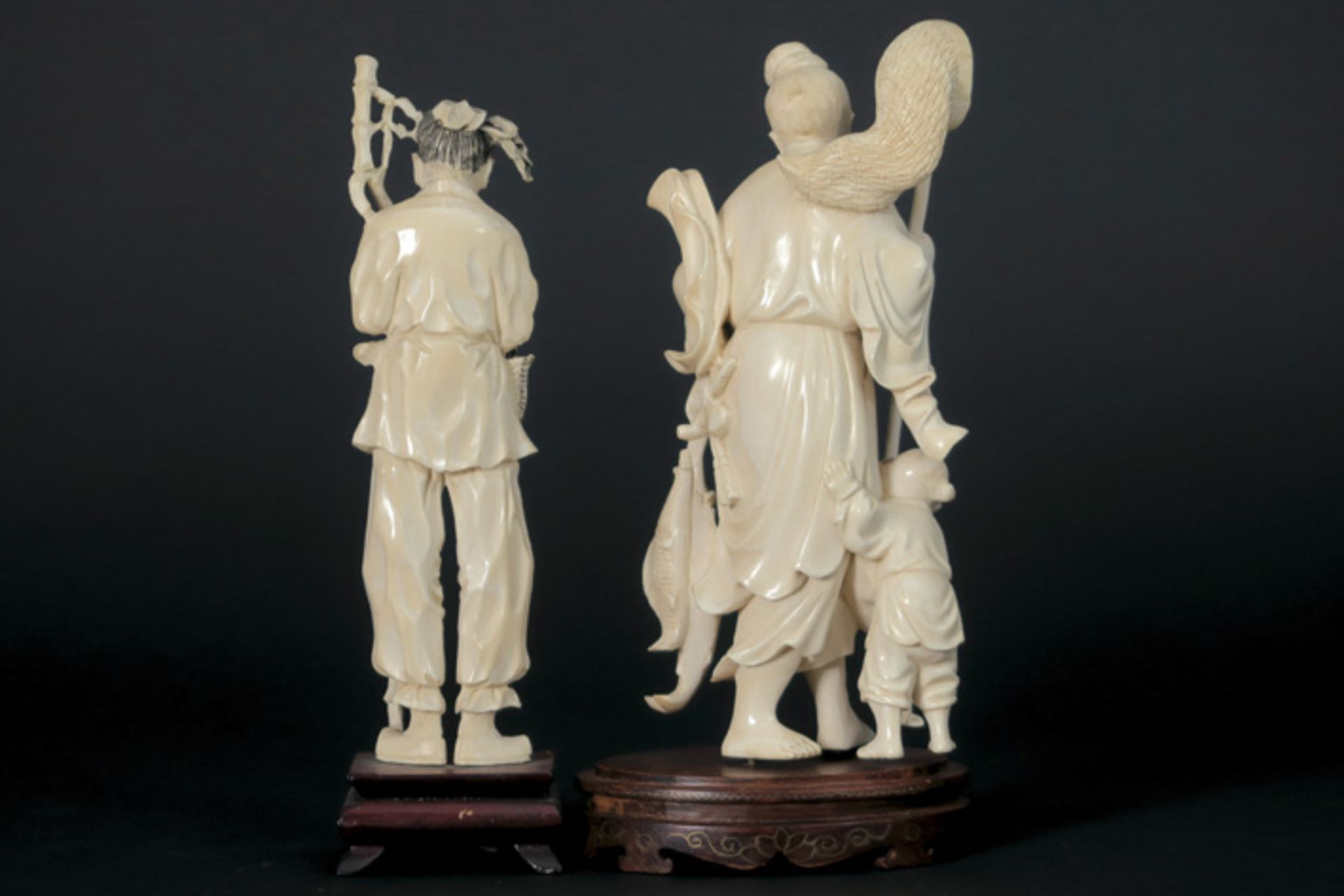 Lot van twee Chinese sculpturen in ivoor : "Man met staf" en "Visser met kind" - hoogtes : 18 en - Bild 2 aus 2