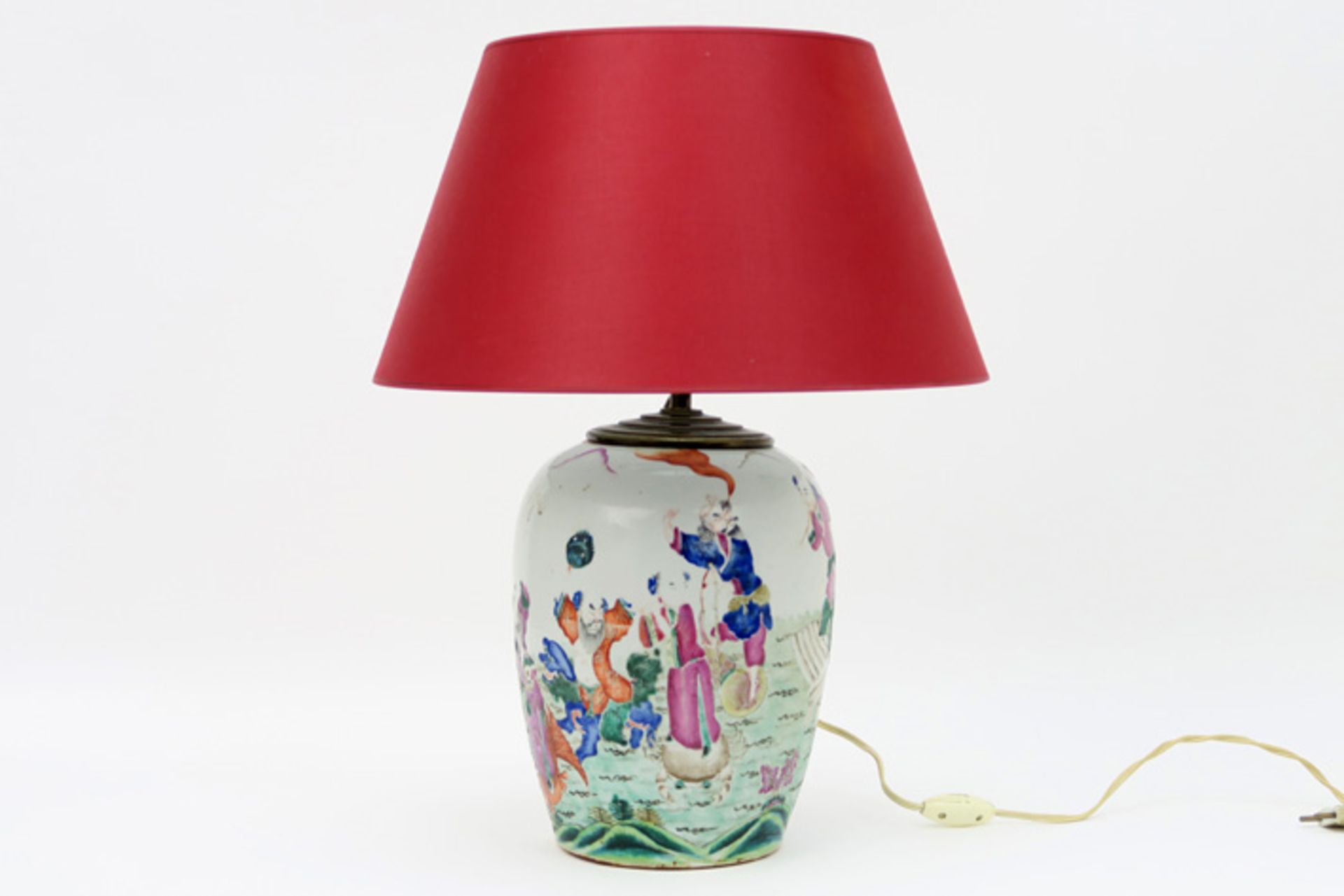 Chinese vaas in porselein met een polychroom decor met figuren in een landschap - hoogte : 27 cm -