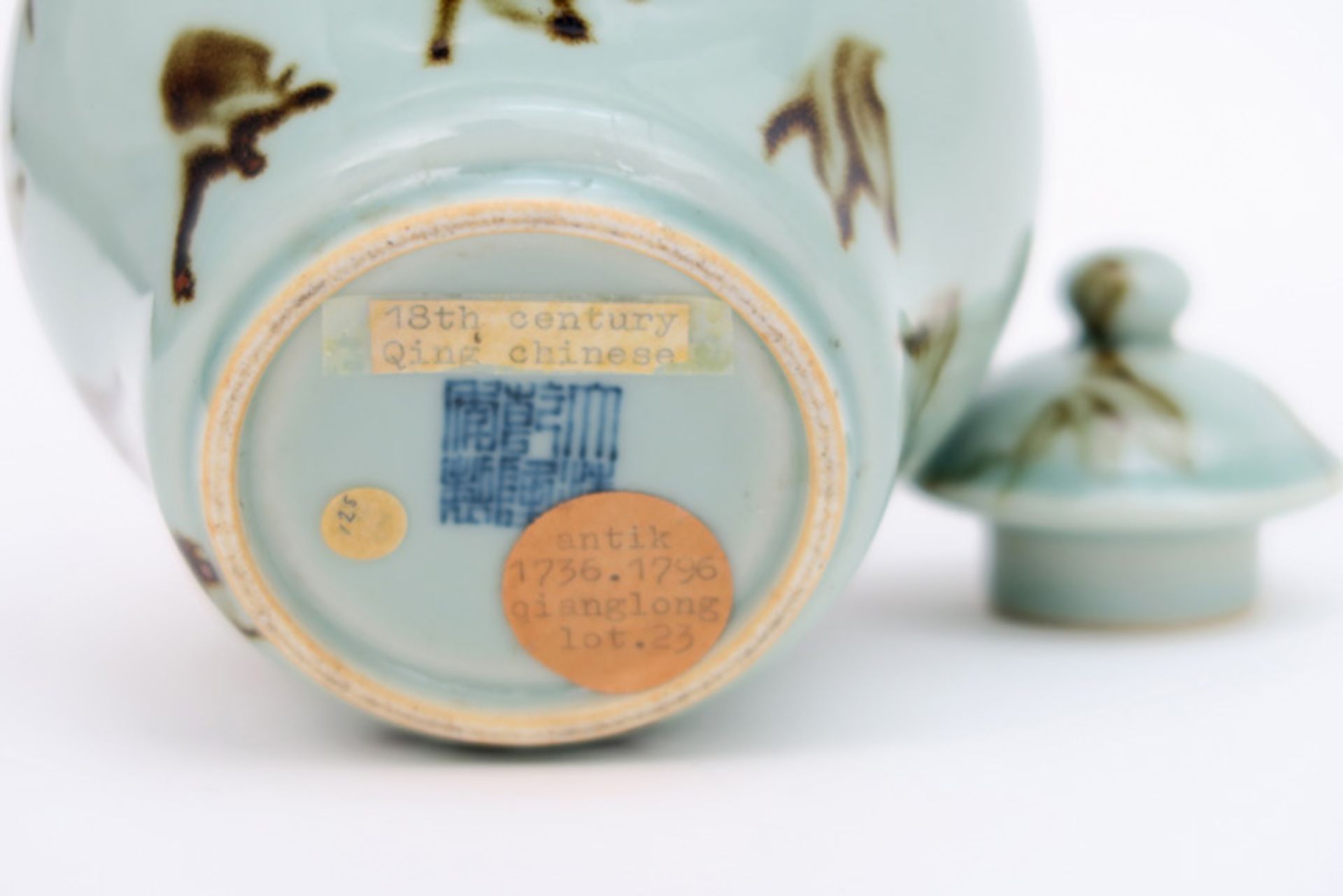 Goed antiek gedekseld vaasje in gemerkt porselein (Qian Lung) met lichtgroene celadonglazuur en - Image 4 of 5