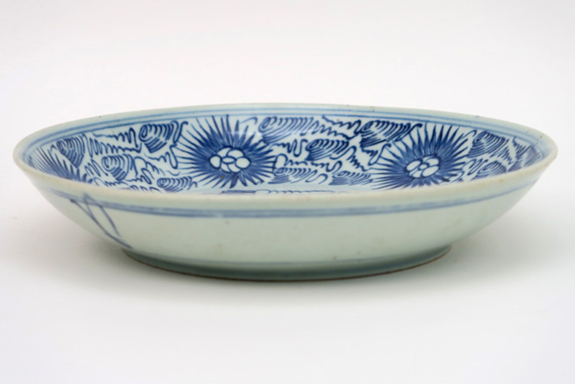 Chinese schaal in porselein met een blauwwit decor met gestileerde bloemen - diameter : 27 cm || - Image 3 of 3