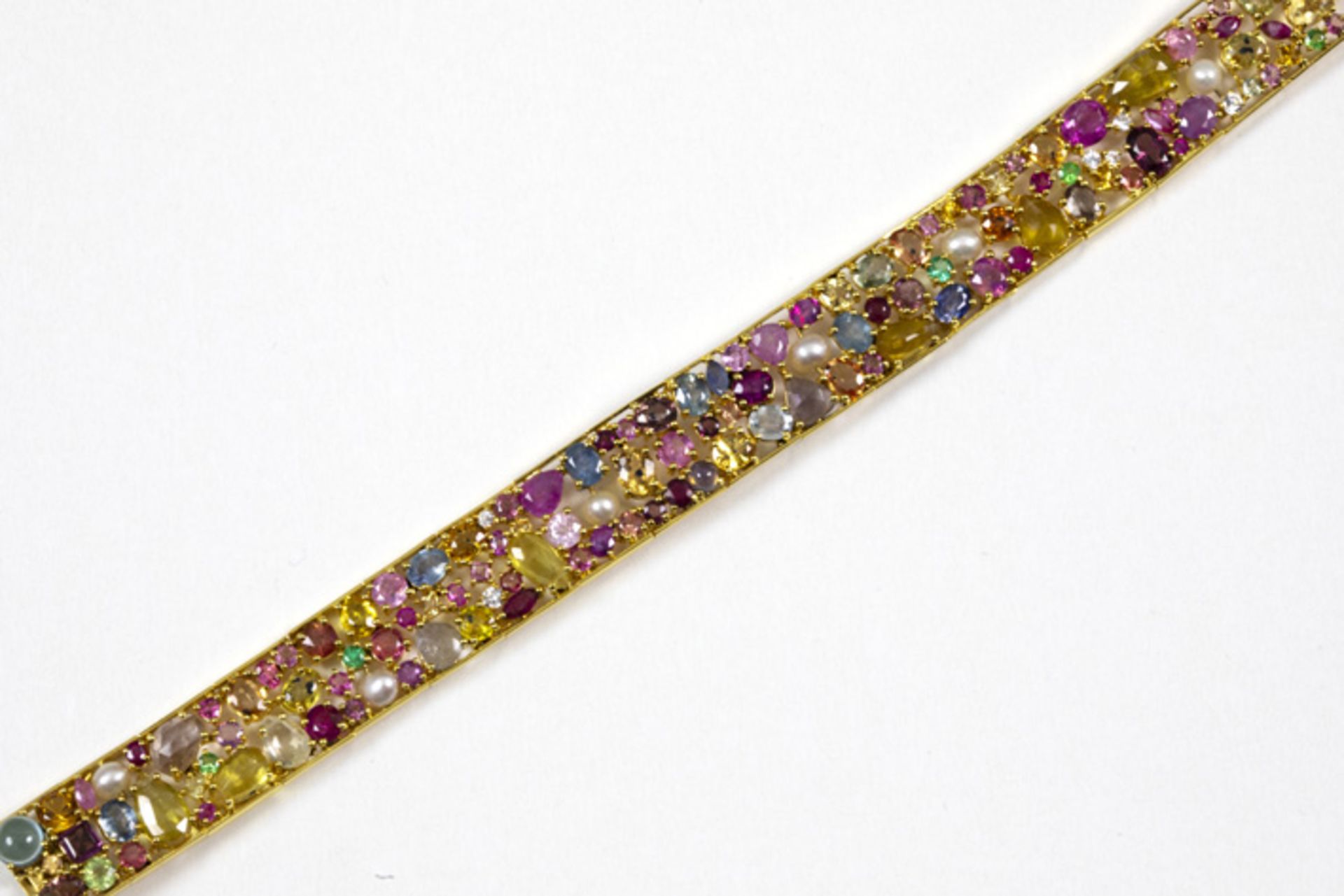Uniek met de hand gerealiseerd bracelet in geelgoud (18 karaat) met een vrij breed sierstuk bezet - Image 2 of 2